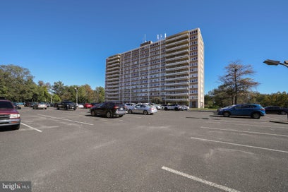 807 BARCLAY TOWERS WALK CHERRY HILL NJ 08034