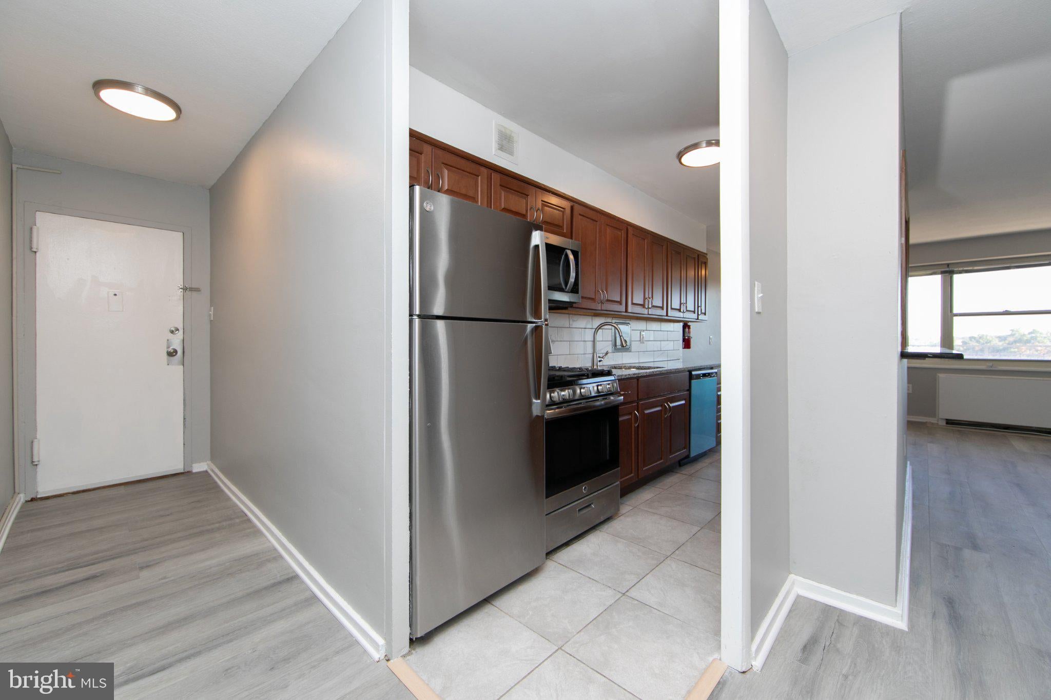 807 BARCLAY TOWERS WALK