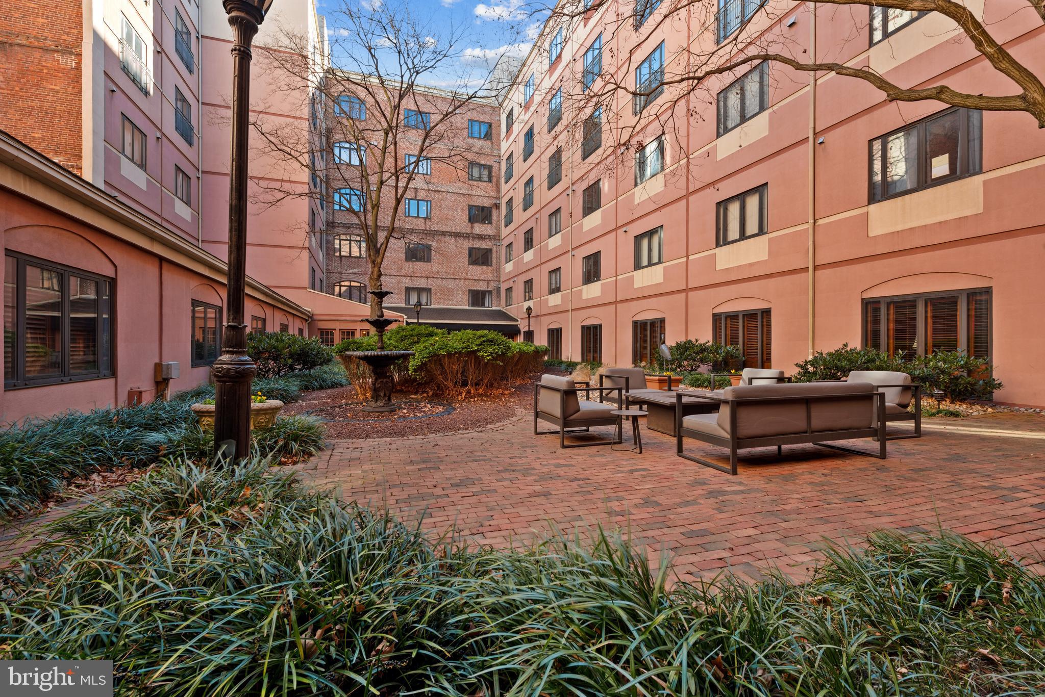 HENDERSON'S WHARF - Residential