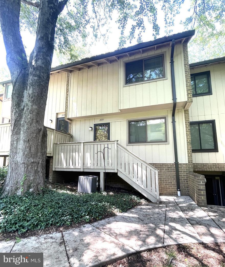 YOU DON'T WANT TO MISS THIS BEAUTIFUL THREE BEDROOM, 2 1/2 BATH TWO LEVEL TOWNHOME STYLE CONDO IN MOSBY'S LANDING!  THIS BRIGHT WELL MAINTAINED HOME IS IN THE HEART OF VIENNA,  MINUTES TO THE VIENNA/FAIRFAX GMU METRO STATION ALONG WITH DOWNTOWN RESTAURANTS AND SHOPPING. YOU HAVE A RESERVED PARKING SPOT OUT FRONT AND ANY OTHER UNMARKED SPACES AS WELL.  THIS VERY INVITING HOME HAS  PLENTY OF NATURAL LIGHT THROUGHOUT, ALONG WITH  BEAUTIFUL LAMINATE FLOORING DOWNSTAIRS AND CARPET UPSTAIRS. LARGE LIVING ROOM WITH A BALCONY OFF OF IT. SEPARATE DINING AREA, SPACIOUS KITCHEN, HALF BATH ON FIRST FLOOR, ALONG WITH PLENTY OF STORAGE. LAUNDRY IS CONVENIENTLY LOCATED UPSTAIRS, ALONG WITH THREE BEDROOMS AND TWO FULL BATHS. GREAT ACCESS TO ALL MAJOR ROUTES.
