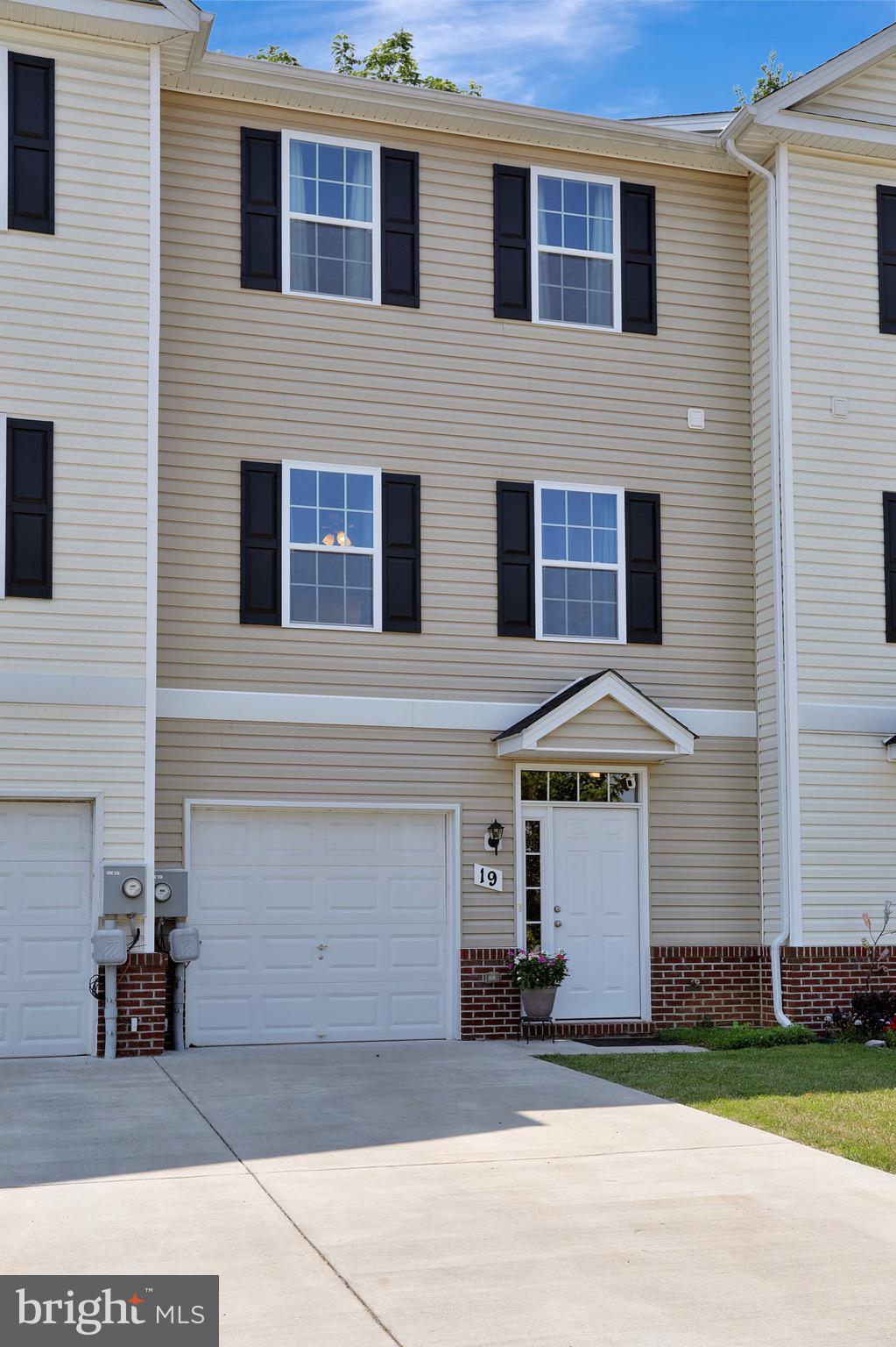 COLONIAL HILLS - Residential