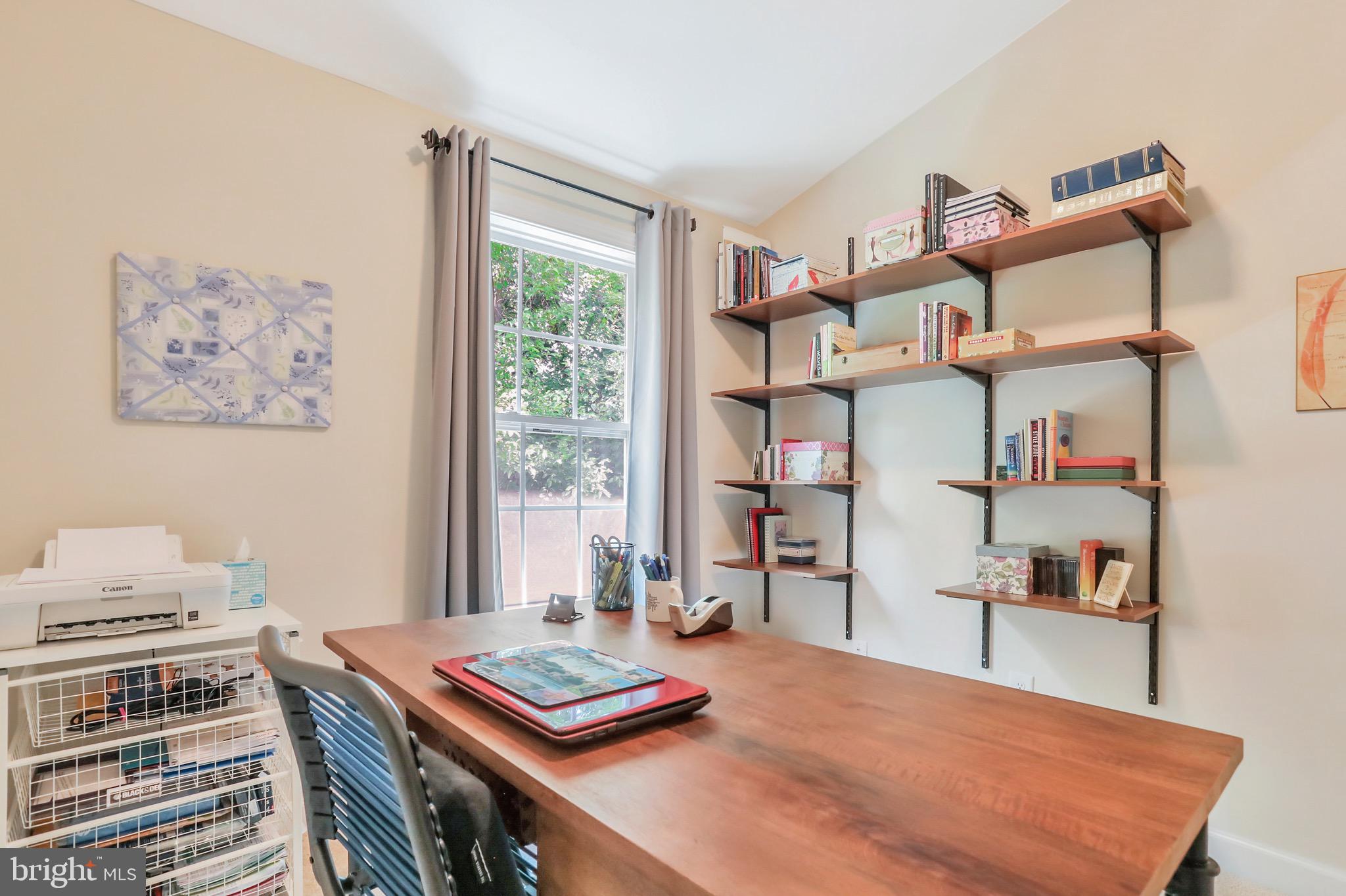 COLONIAL HILLS - Residential