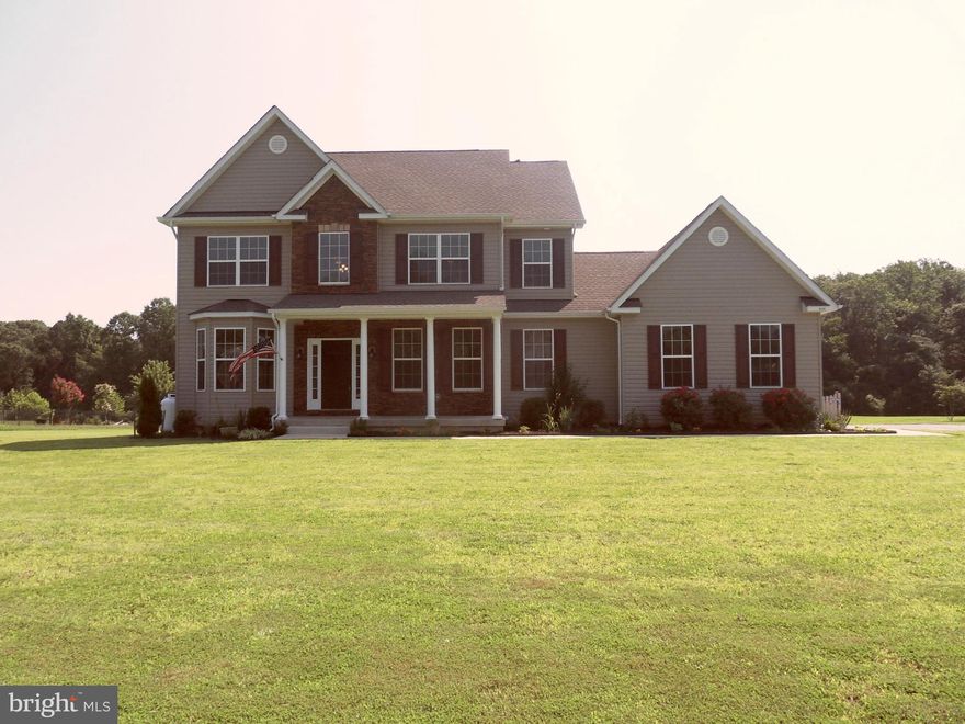 Shows like a model! Beautiful Colonial with open floor plan. Kitchen w/42"cabinets, recessed lighting & glass back splash...sep dining room. Kit opens up to Fam Rm w/gas FP. Master suite w/lux bath...soak tub, sep shower and walk in closet. Entertain on the deck overlooking level fenced in back yard or relax on the front porch. This home wills sell itself...just open the door!