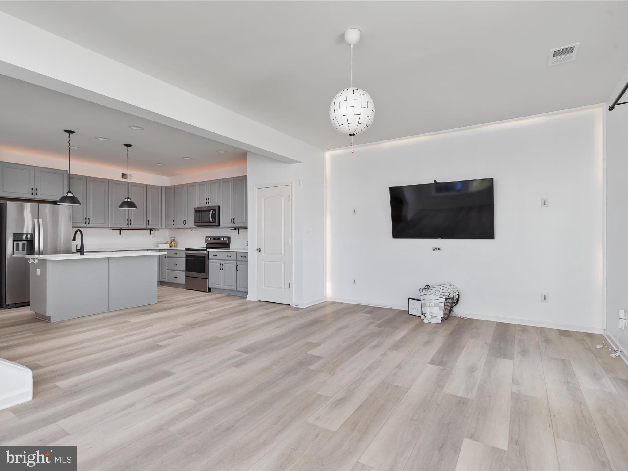 OVERLOOK AT RIVERSIDE TOWNHOMES - Residential