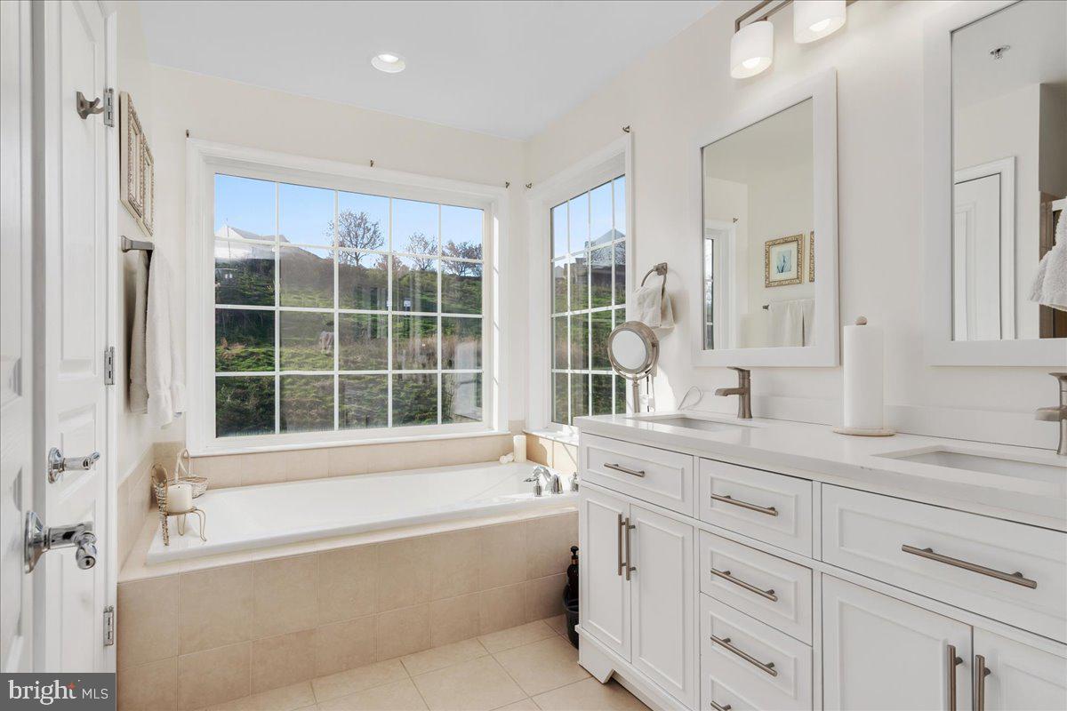 WHISPERING CREEK - Residential