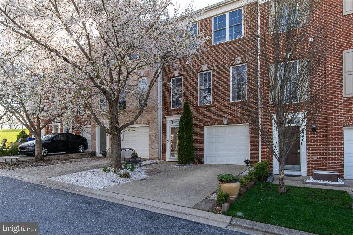 WHISPERING CREEK - Residential