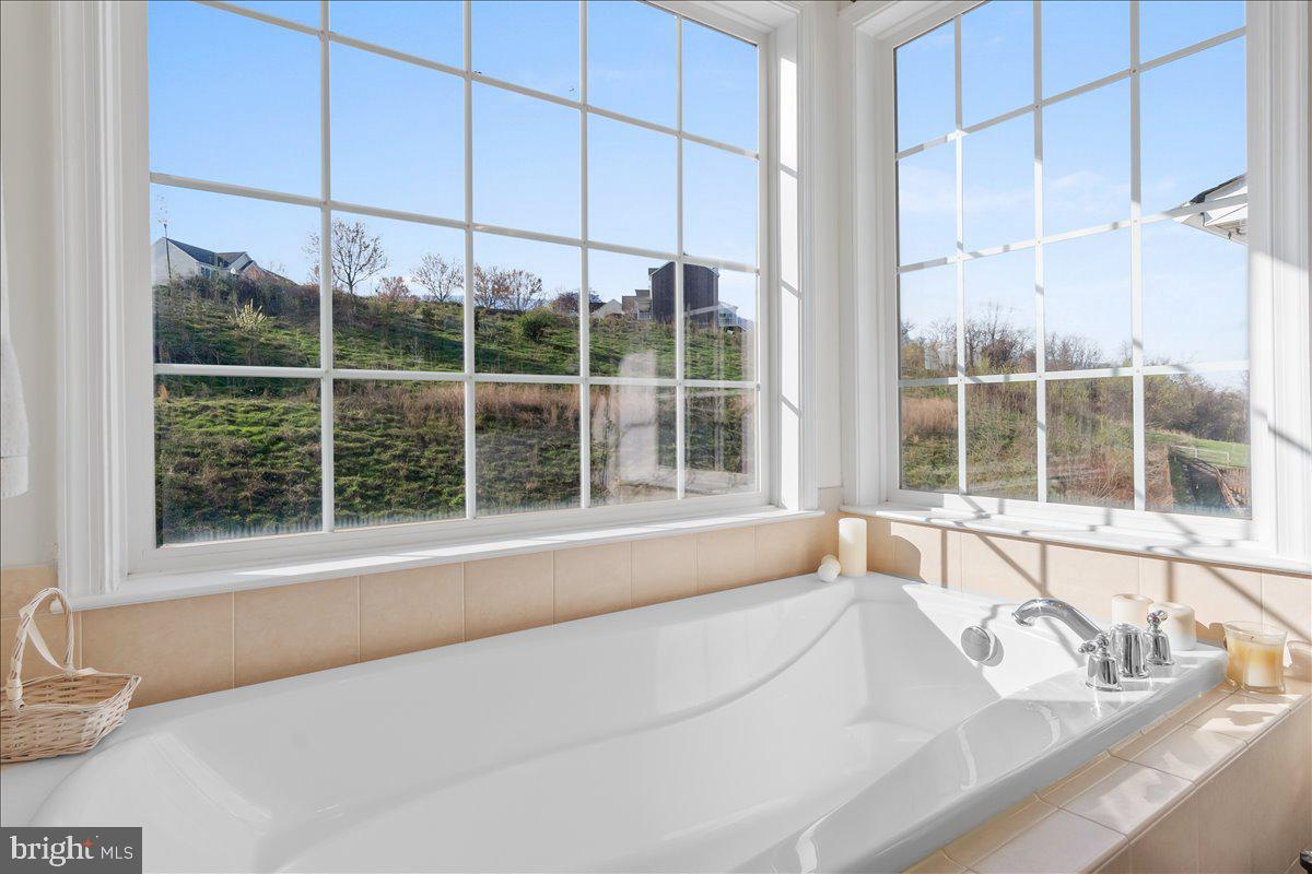 WHISPERING CREEK - Residential