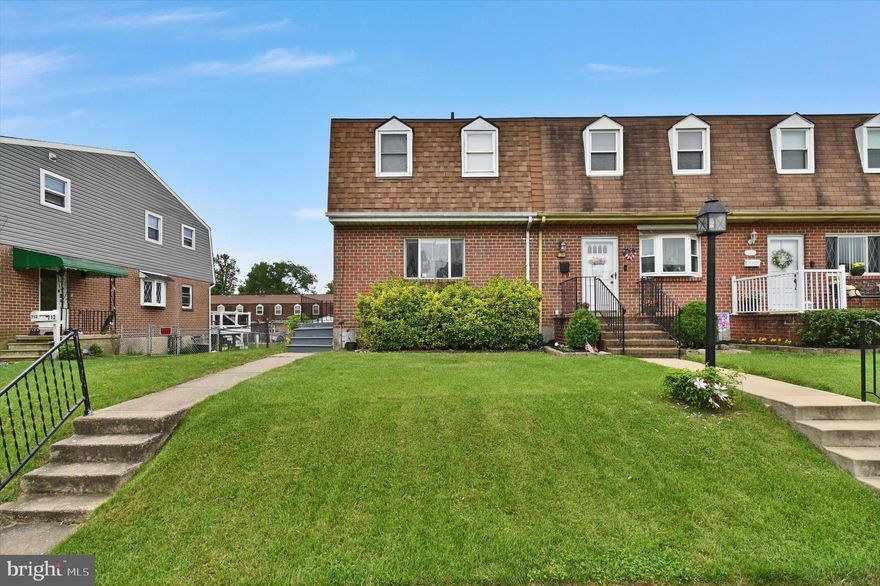 BACK ON MARKET

Welcome Home! Beautiful and fully updated end-unit in highly sought-after Hawthorne. Kitchen boasts granite countertops, brand new flooring. Bathrooms are fully renovated with newest fixtures and finishes. Fresh paint throughout. Gorgeous wood flooring throughout entire home. Back fenced in yard with parking pad. Must see!!