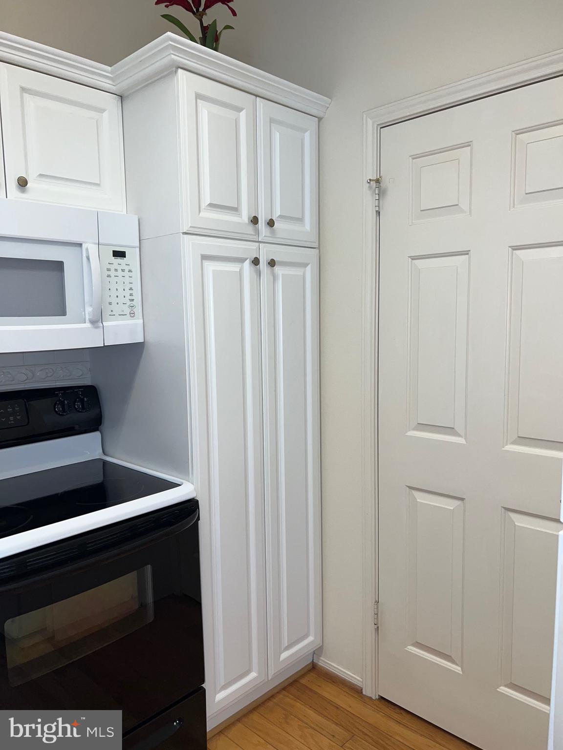 ENGLISH COUNTRY MANOR - Residential Lease