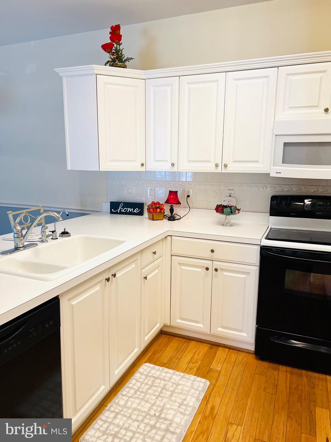 ENGLISH COUNTRY MANOR - Residential Lease