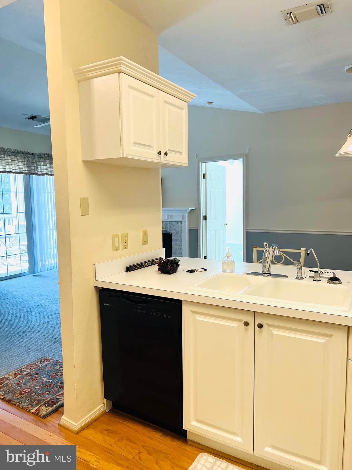 ENGLISH COUNTRY MANOR - Residential Lease