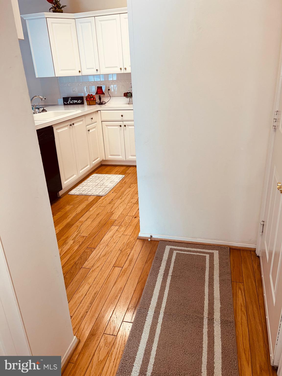 ENGLISH COUNTRY MANOR - Residential Lease