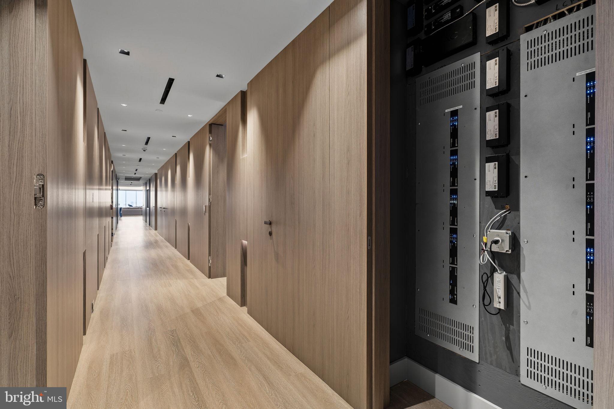 An Extraordinary Custom Full Floor Trophy Unit at 500 WalnutLocated wi – image 103