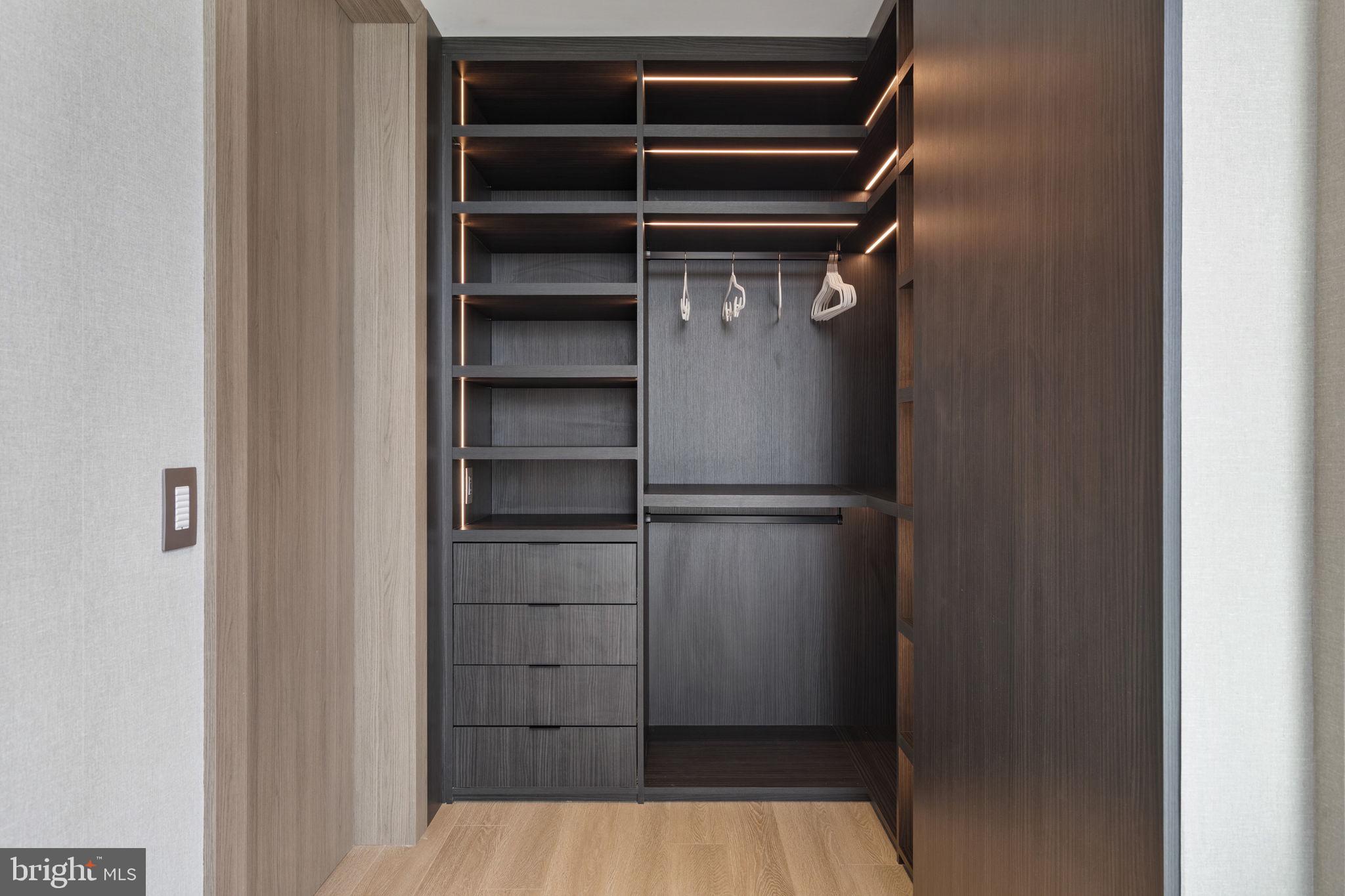 An Extraordinary Custom Full Floor Trophy Unit at 500 WalnutLocated wi – image 57