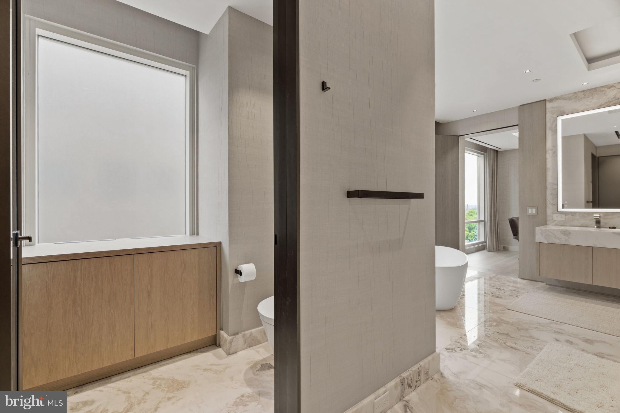 An Extraordinary Custom Full Floor Trophy Unit at 500 WalnutLocated wi – image 81