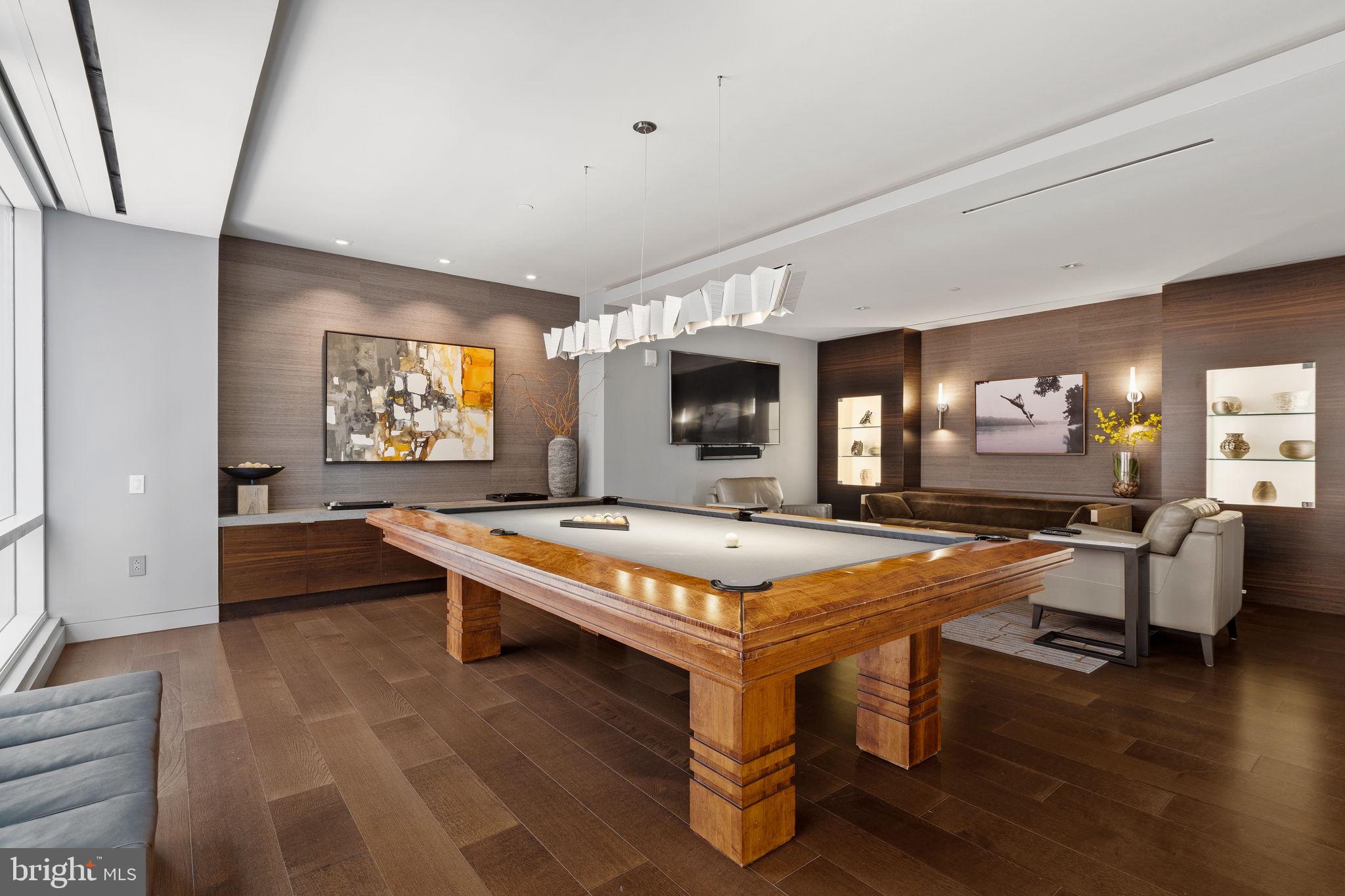 An Extraordinary Custom Full Floor Trophy Unit at 500 WalnutLocated wi – image 119
