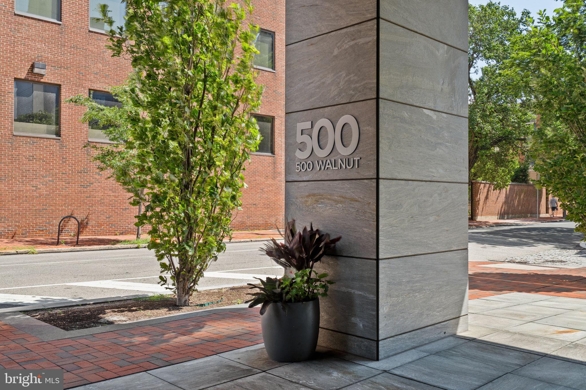 An Extraordinary Custom Full Floor Trophy Unit at 500 WalnutLocated wi – image 7