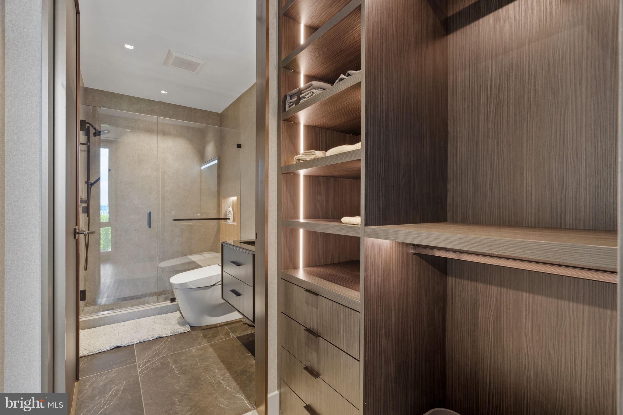 An Extraordinary Custom Full Floor Trophy Unit at 500 WalnutLocated wi – image 41