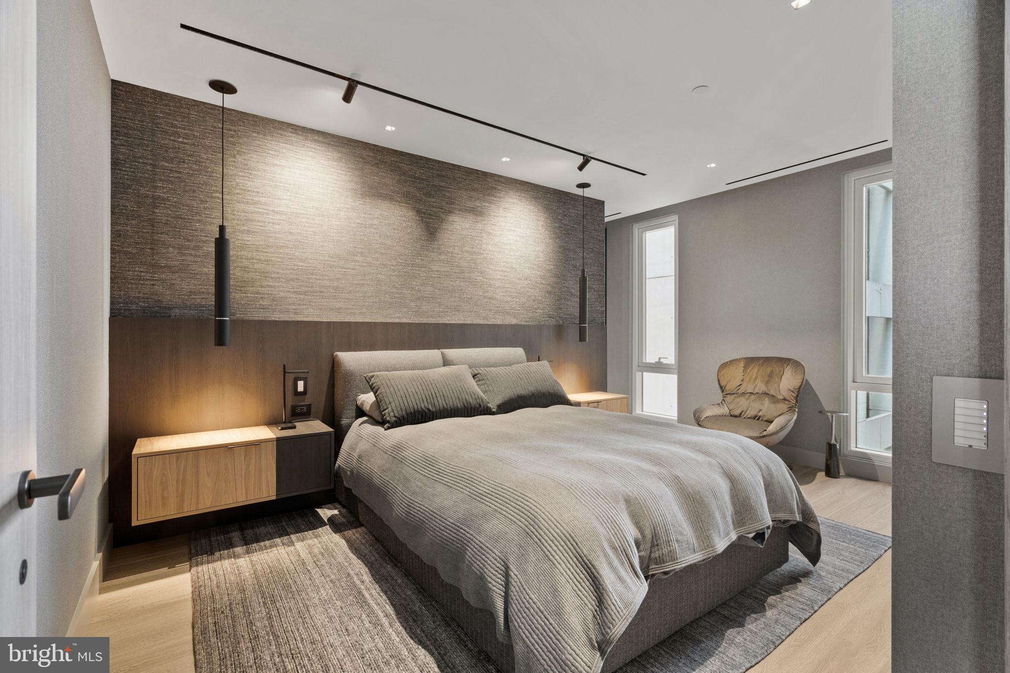 An Extraordinary Custom Full Floor Trophy Unit at 500 WalnutLocated wi – image 36