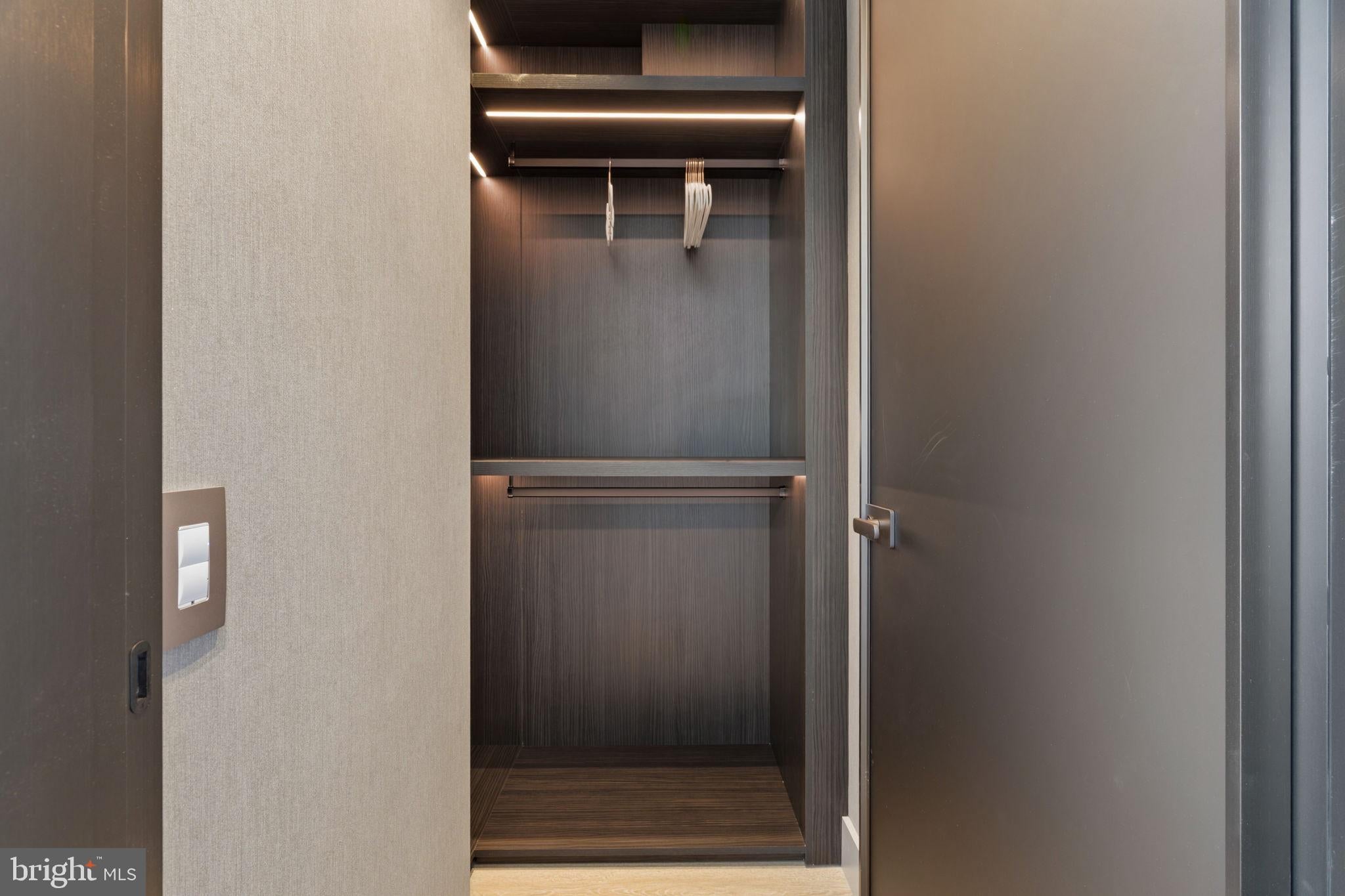 An Extraordinary Custom Full Floor Trophy Unit at 500 WalnutLocated wi – image 47