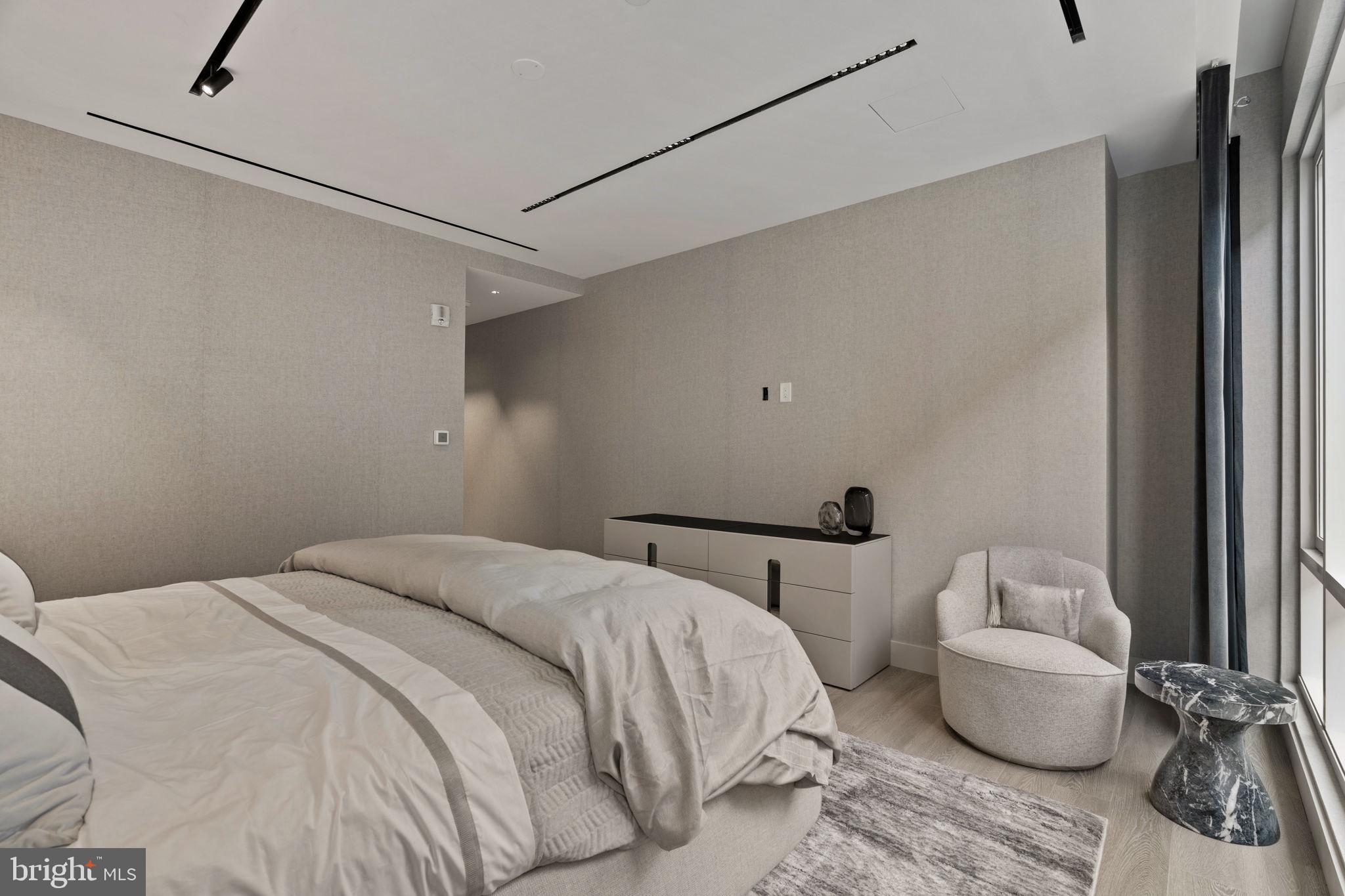 An Extraordinary Custom Full Floor Trophy Unit at 500 WalnutLocated wi – image 89