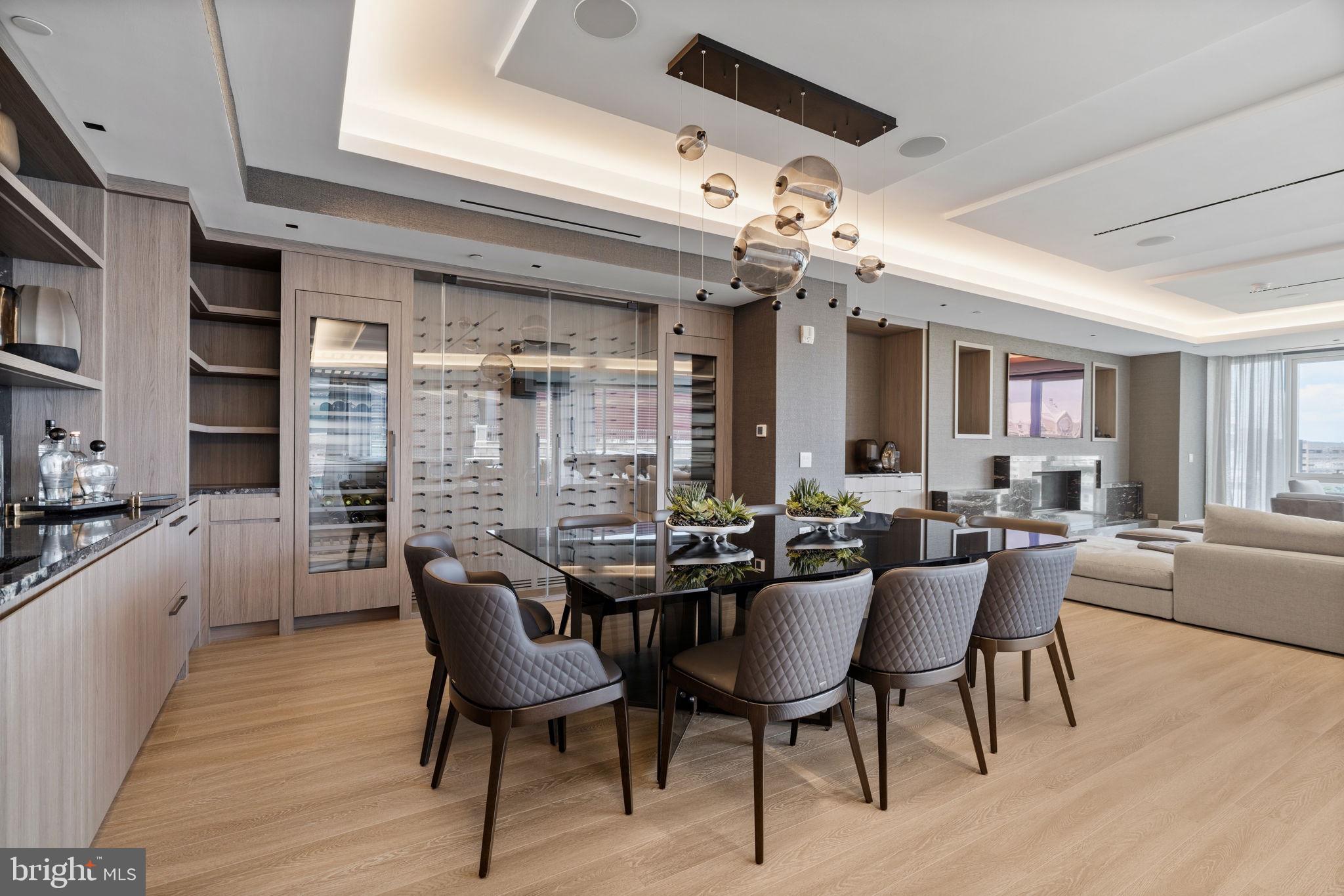 An Extraordinary Custom Full Floor Trophy Unit at 500 WalnutLocated wi – image 10