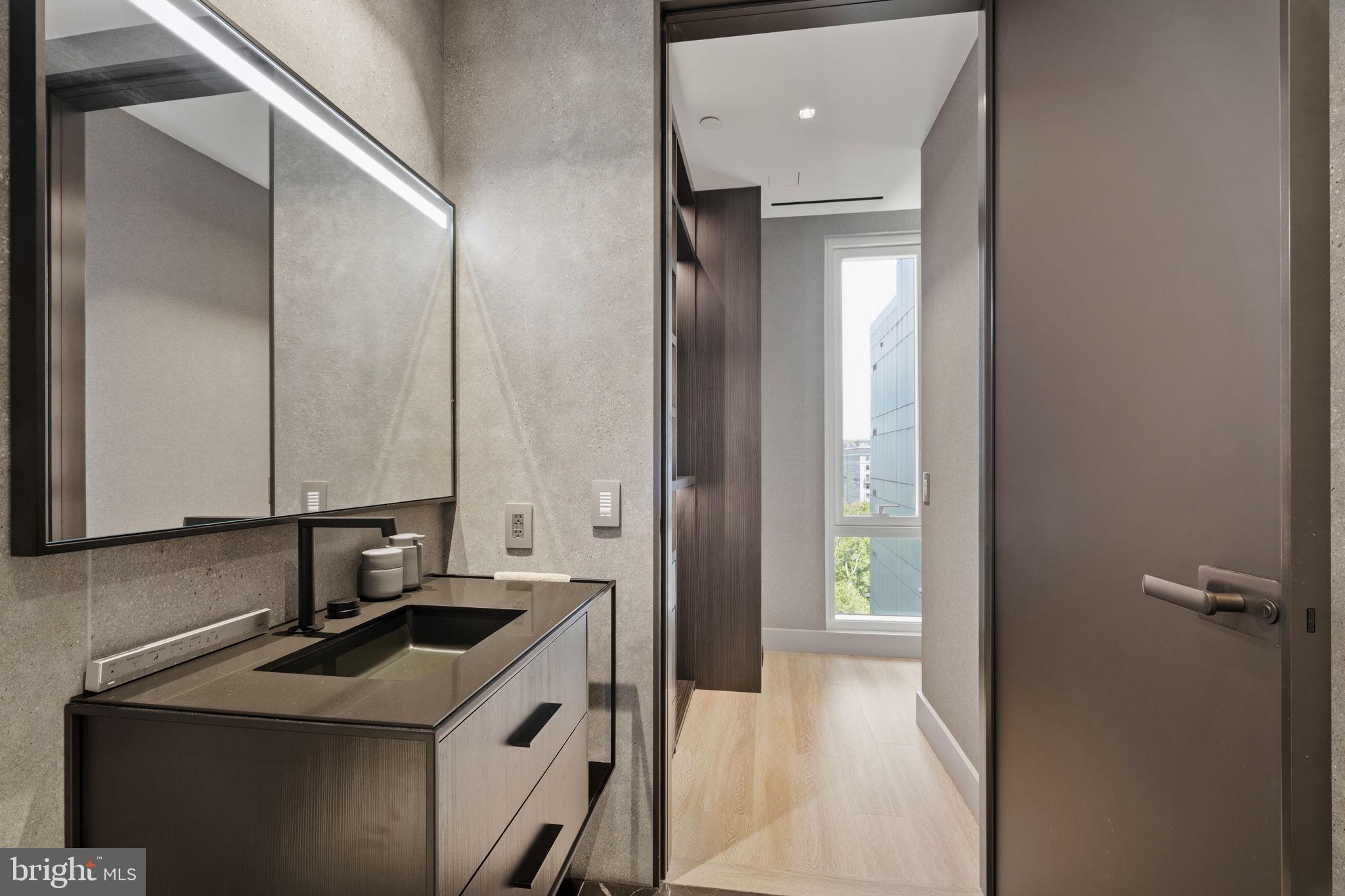 An Extraordinary Custom Full Floor Trophy Unit at 500 WalnutLocated wi – image 43