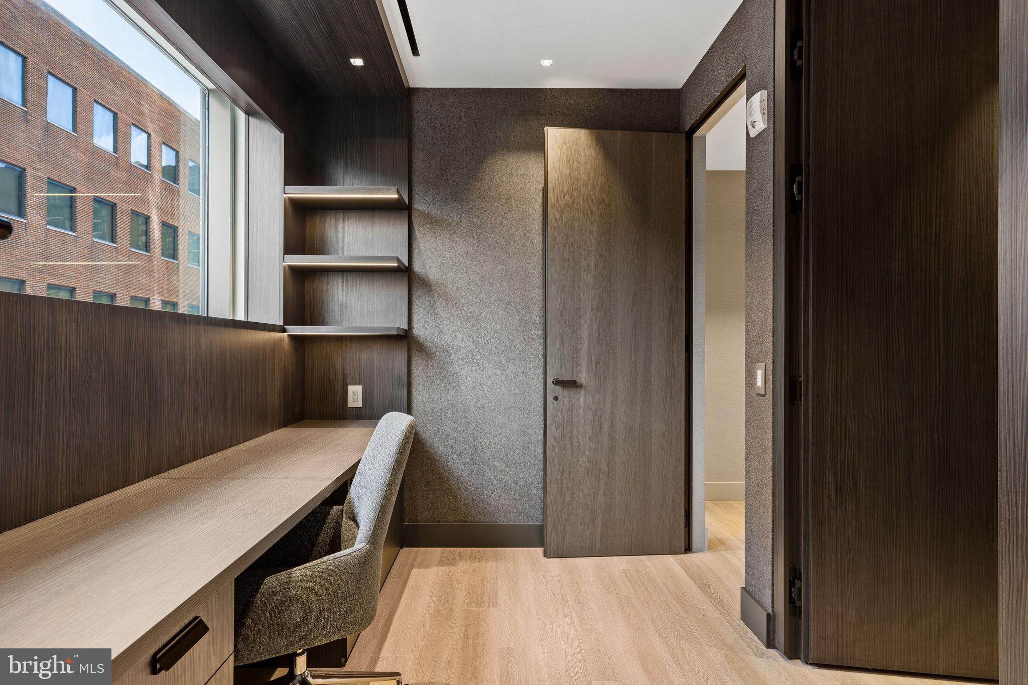 An Extraordinary Custom Full Floor Trophy Unit at 500 WalnutLocated wi – image 97