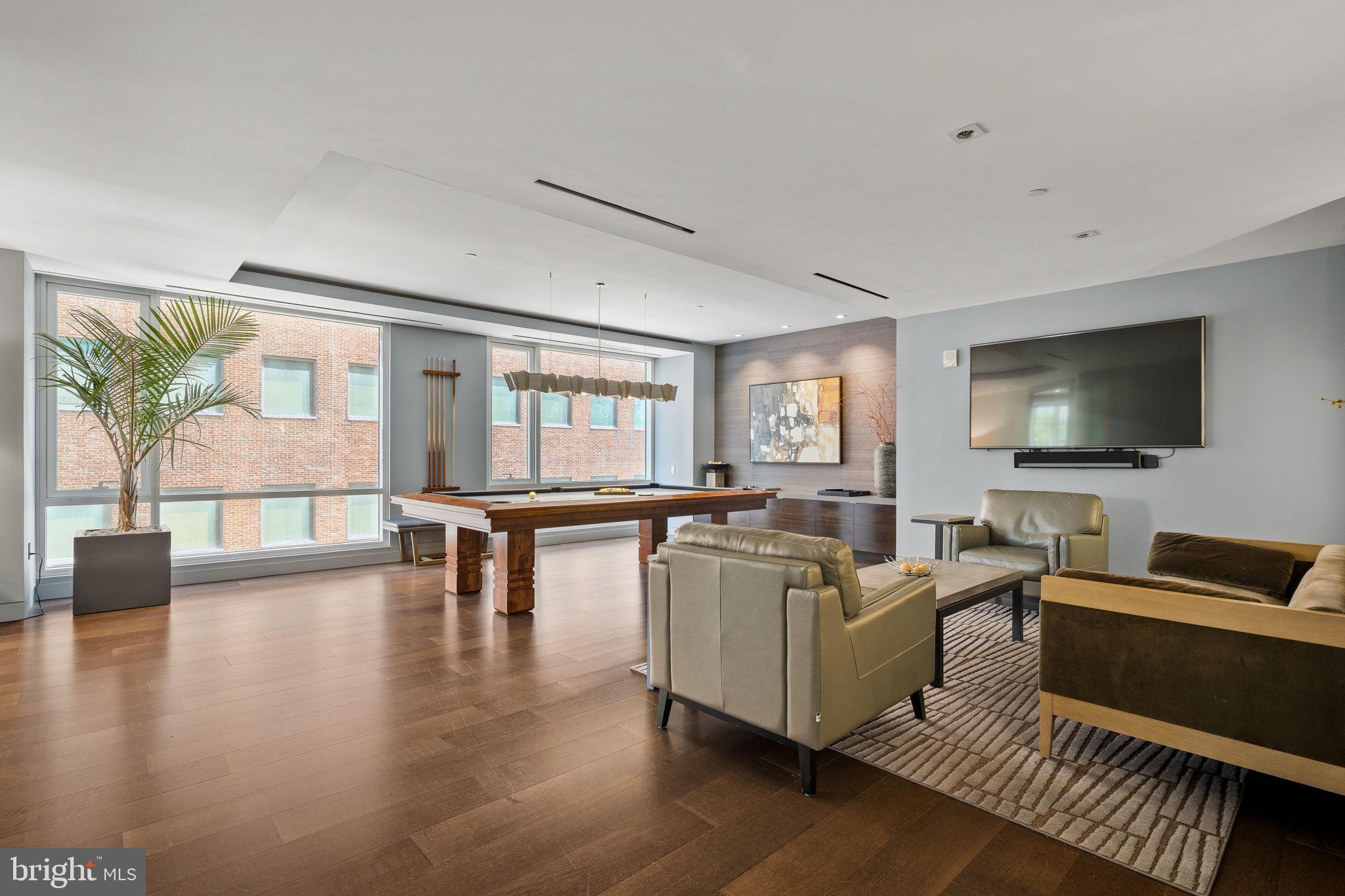 An Extraordinary Custom Full Floor Trophy Unit at 500 WalnutLocated wi – image 118