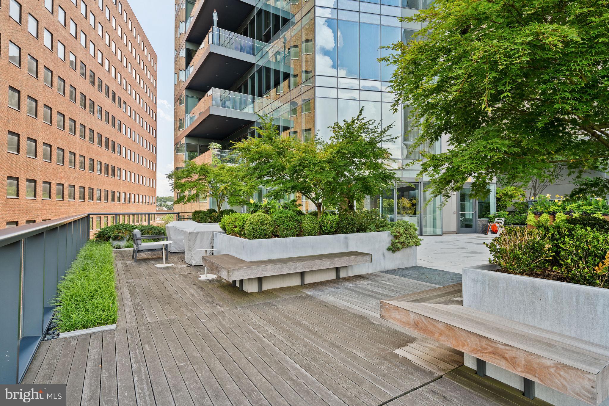 An Extraordinary Custom Full Floor Trophy Unit at 500 WalnutLocated wi – image 127
