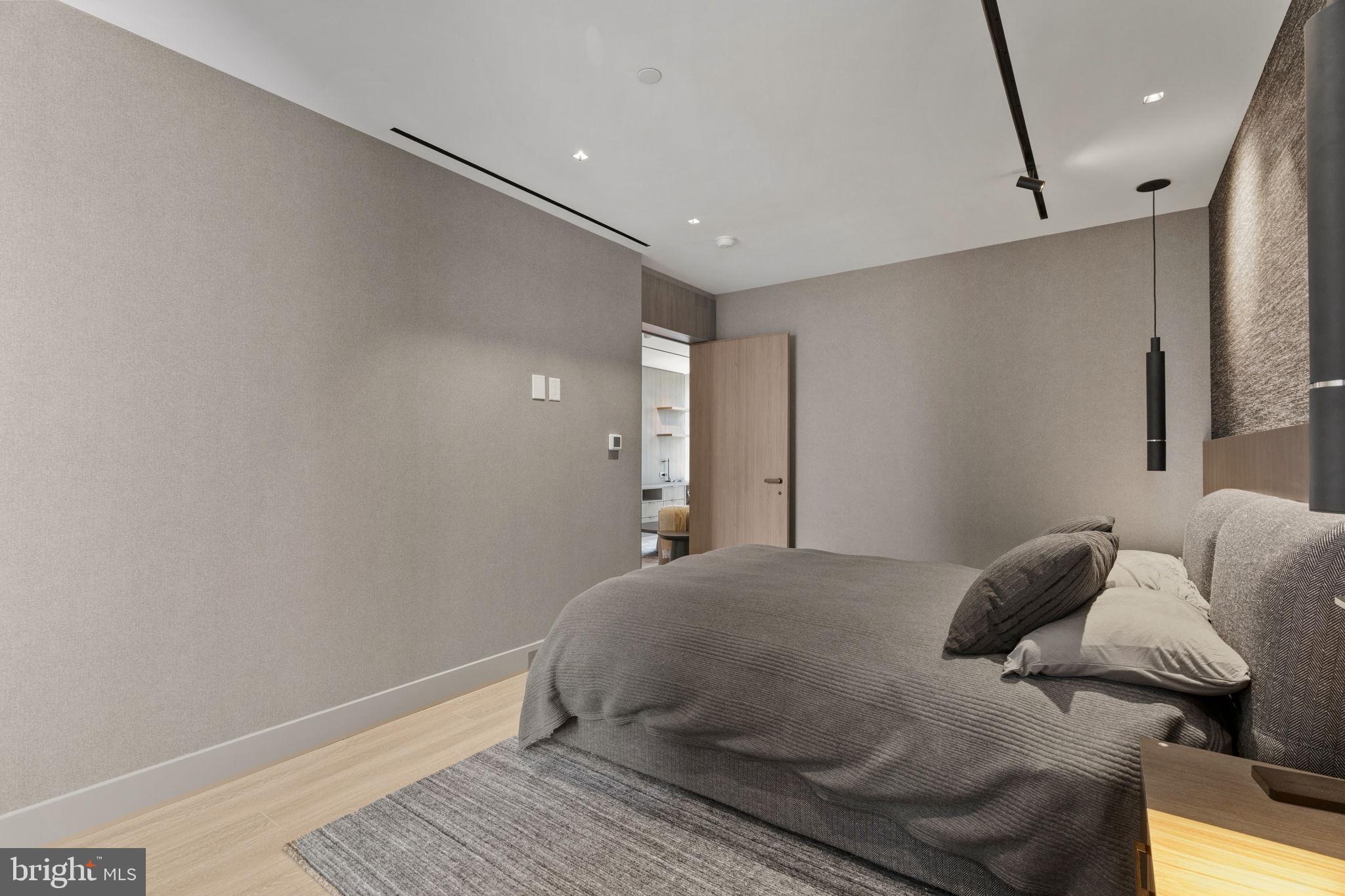 An Extraordinary Custom Full Floor Trophy Unit at 500 WalnutLocated wi – image 40