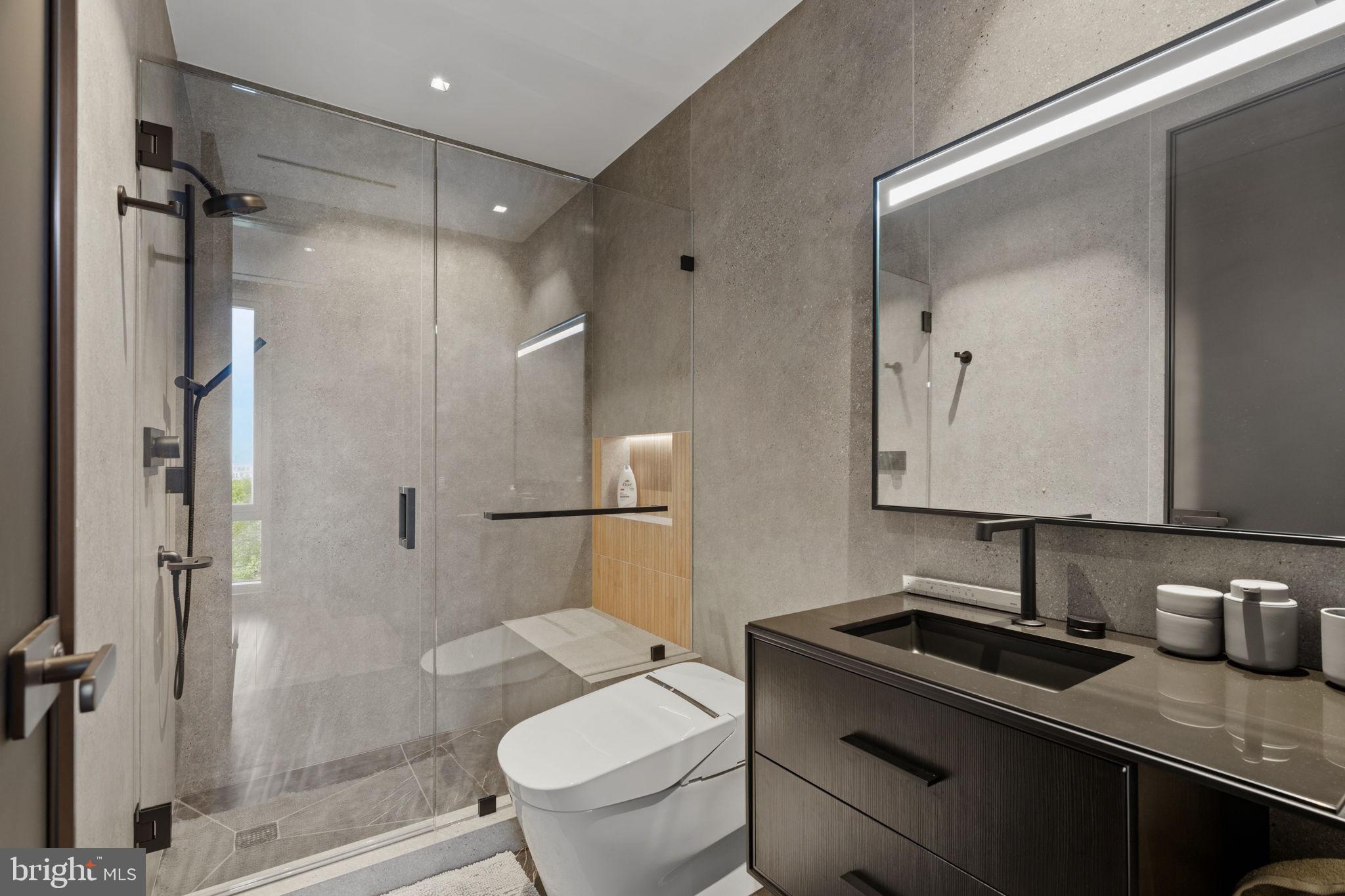An Extraordinary Custom Full Floor Trophy Unit at 500 WalnutLocated wi – image 42