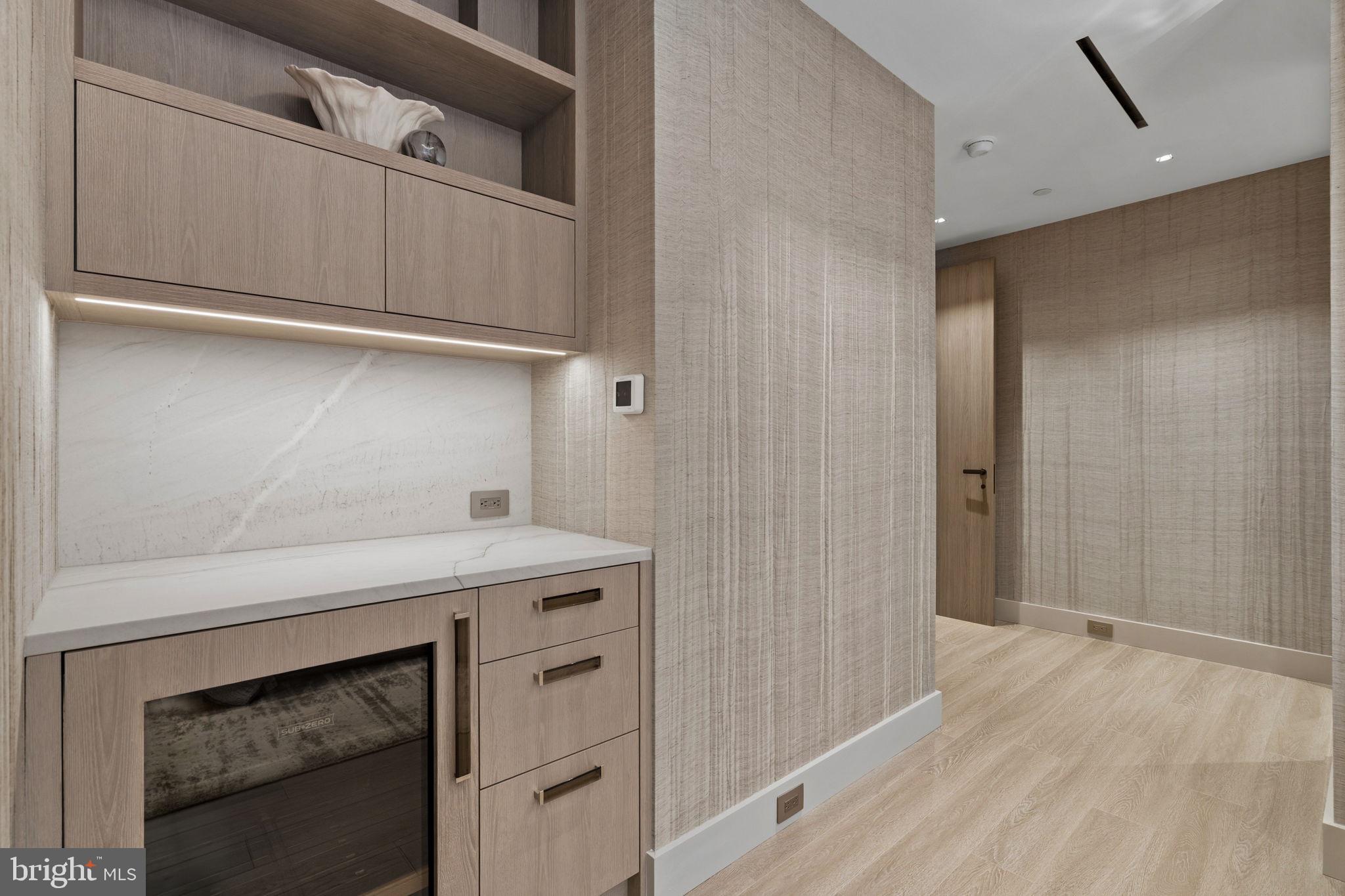 An Extraordinary Custom Full Floor Trophy Unit at 500 WalnutLocated wi – image 70