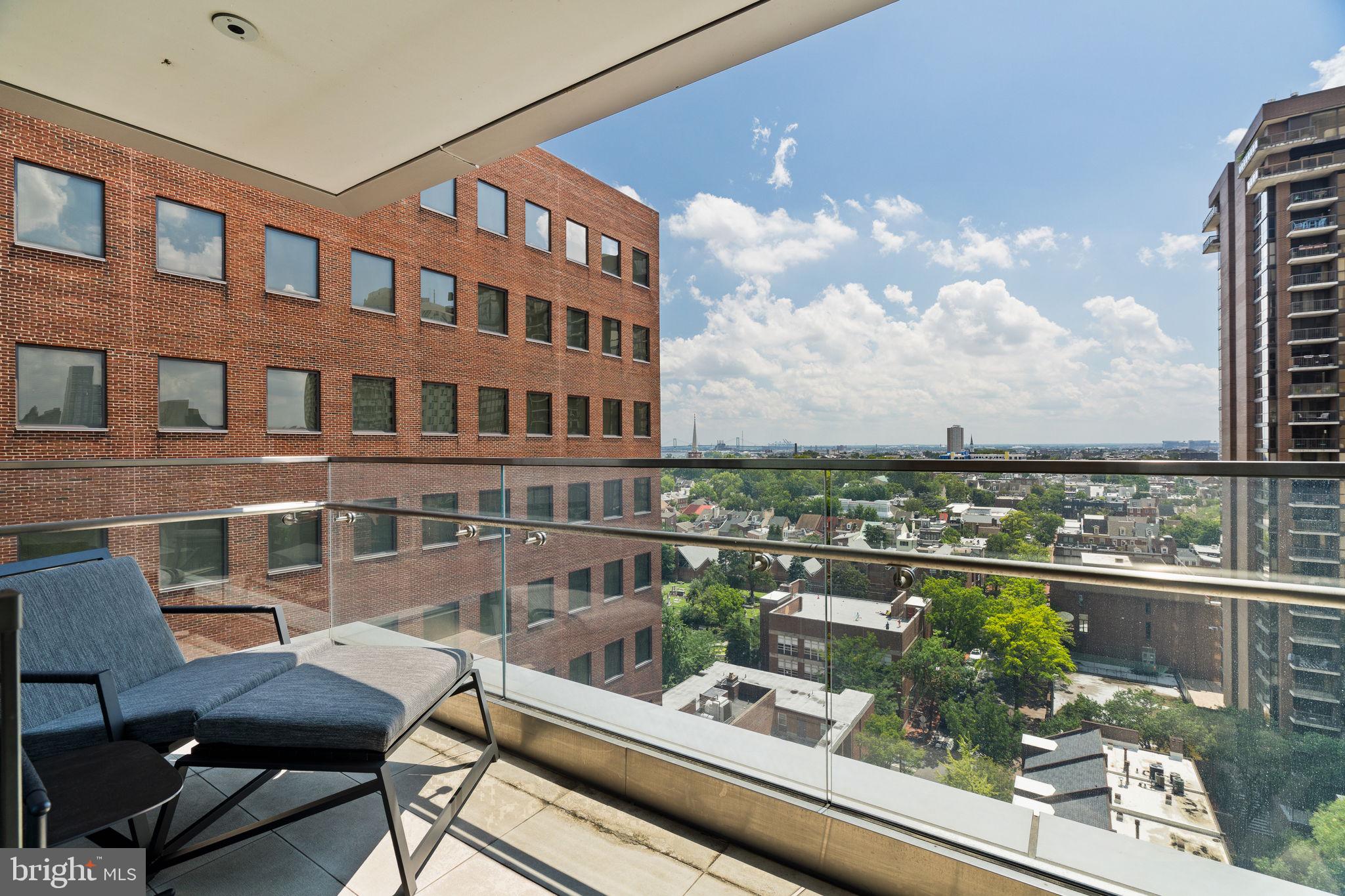 An Extraordinary Custom Full Floor Trophy Unit at 500 WalnutLocated wi – image 101