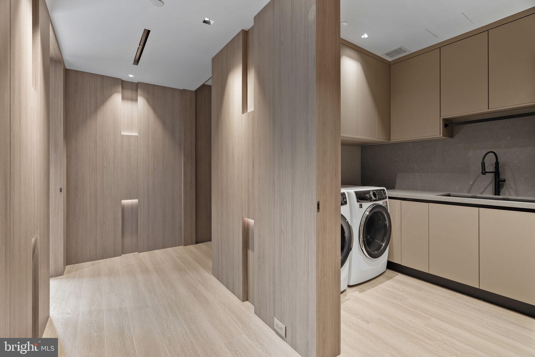 An Extraordinary Custom Full Floor Trophy Unit at 500 WalnutLocated wi – image 62