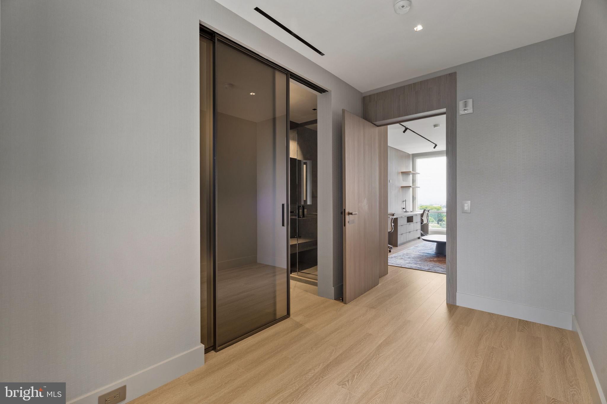 An Extraordinary Custom Full Floor Trophy Unit at 500 WalnutLocated wi – image 50