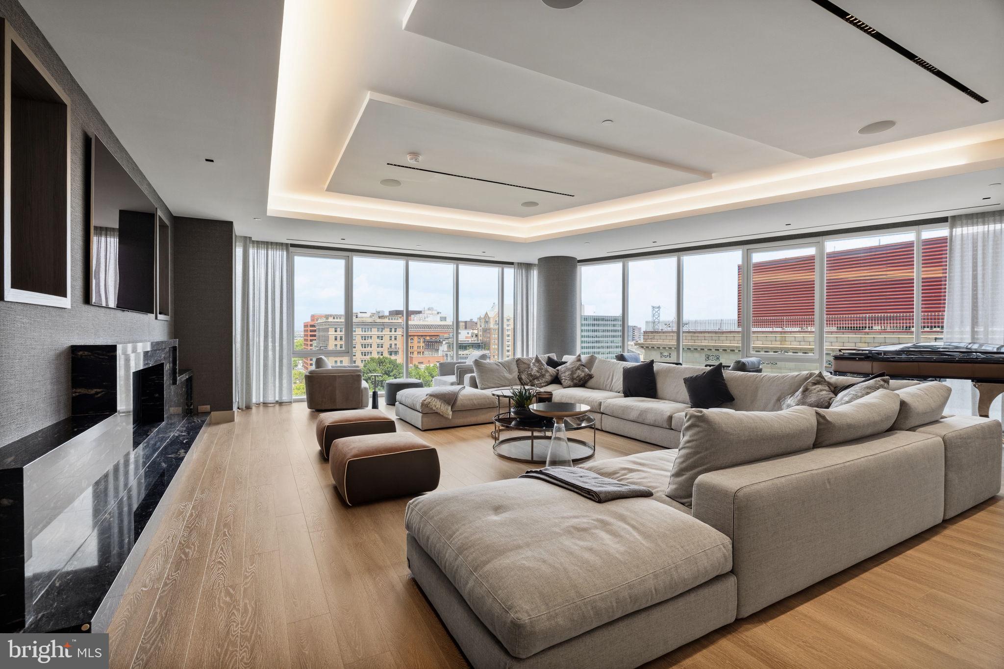 An Extraordinary Custom Full Floor Trophy Unit at 500 WalnutLocated wi – image 15
