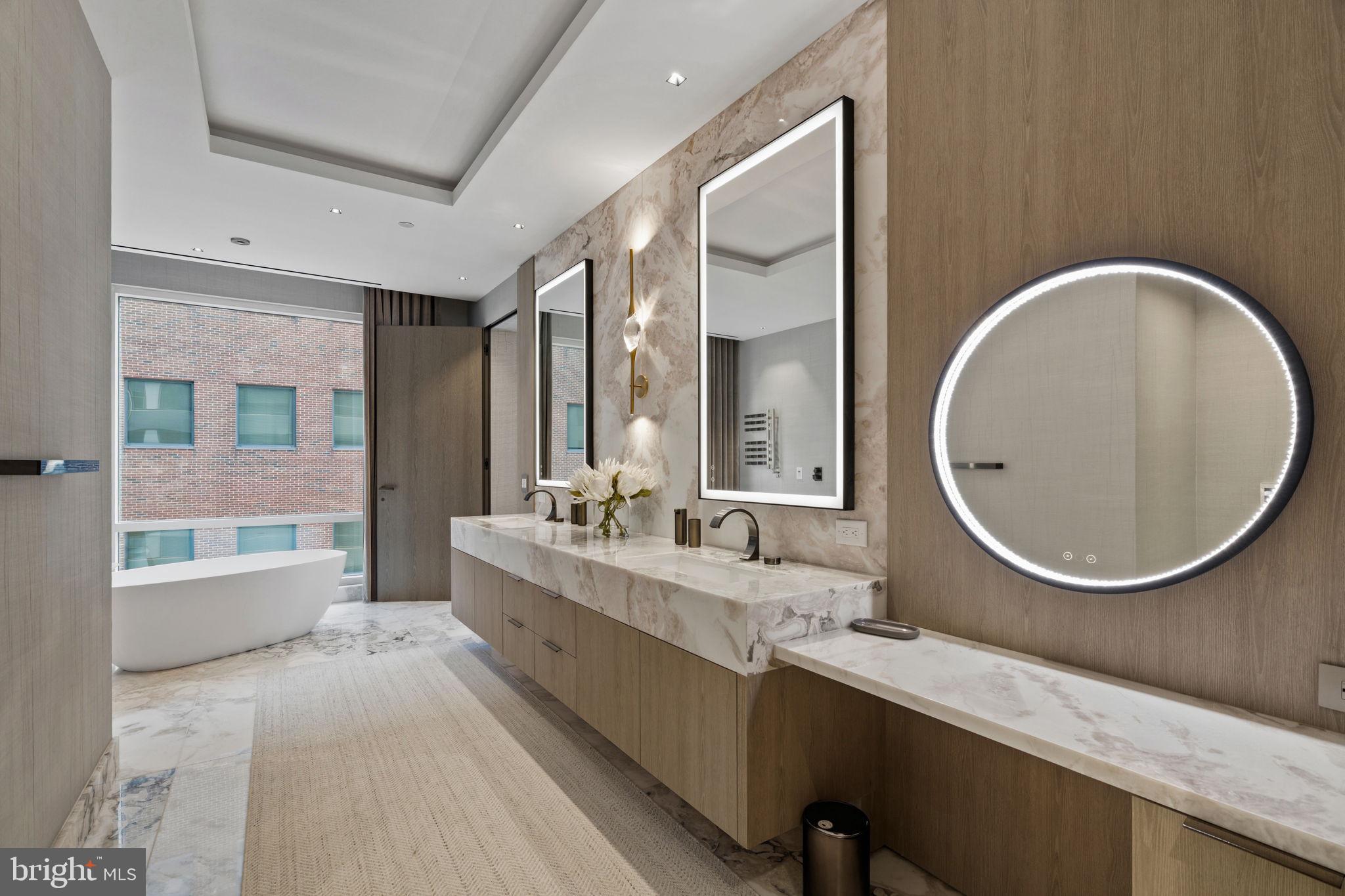 An Extraordinary Custom Full Floor Trophy Unit at 500 WalnutLocated wi – image 75