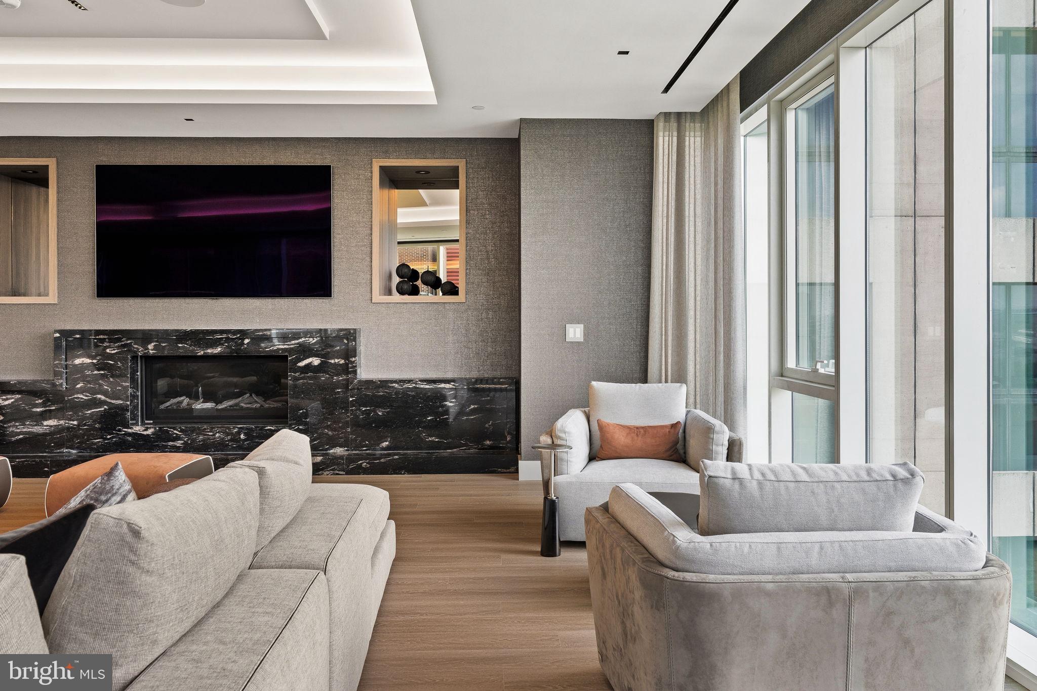 An Extraordinary Custom Full Floor Trophy Unit at 500 WalnutLocated wi – image 22