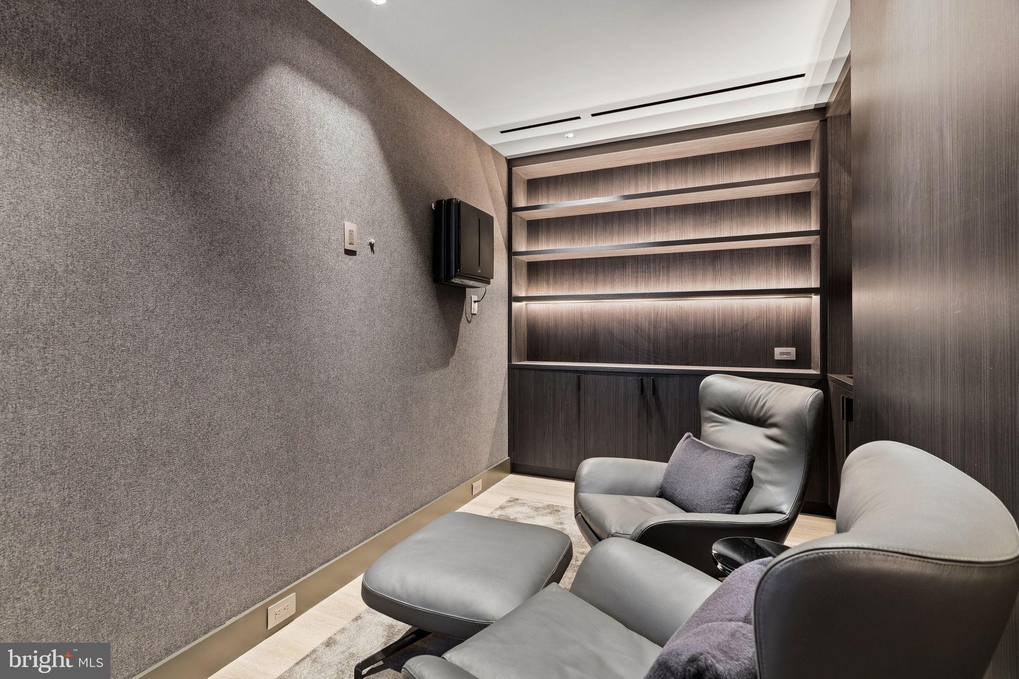 An Extraordinary Custom Full Floor Trophy Unit at 500 WalnutLocated wi – image 100