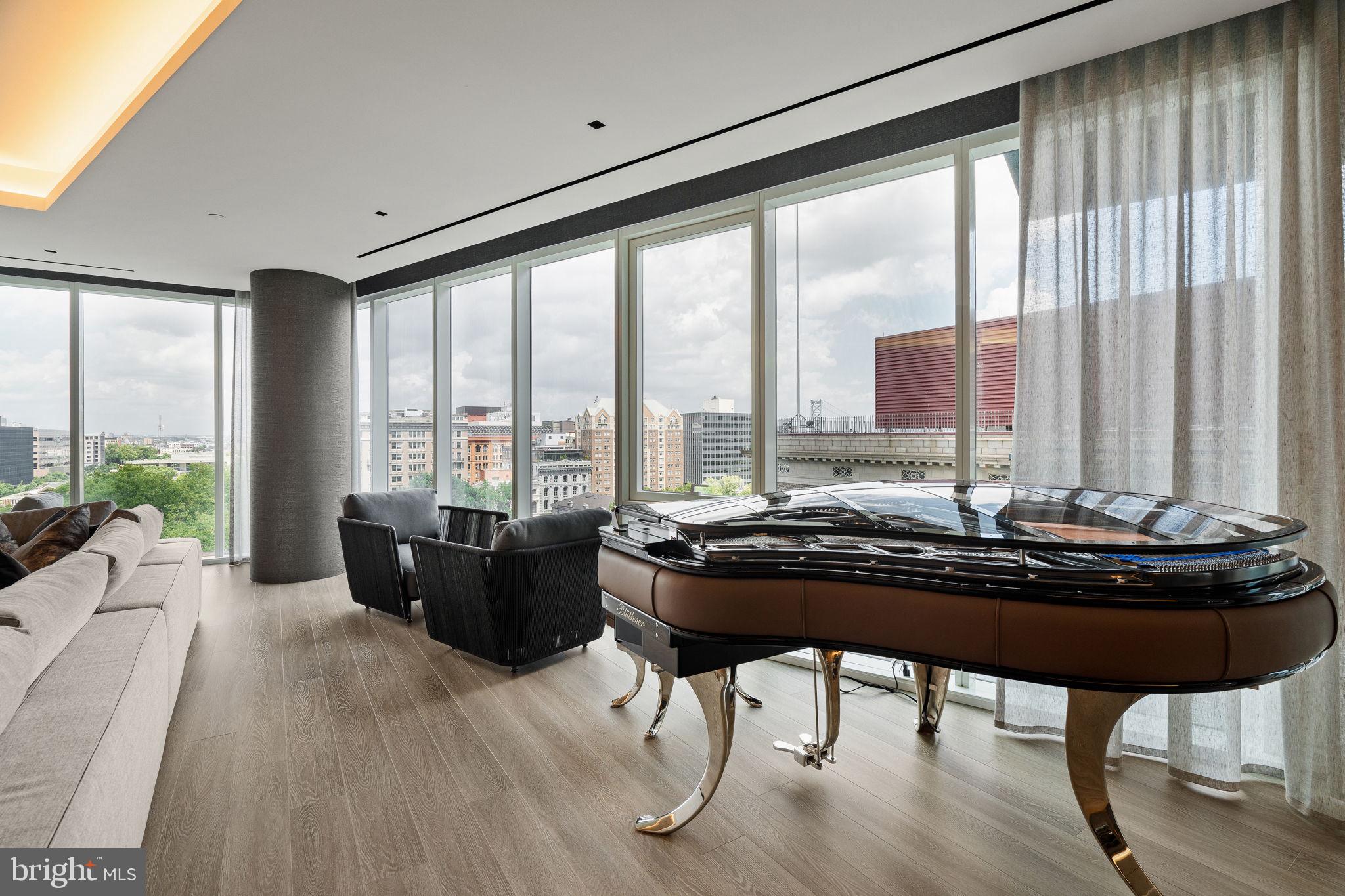 An Extraordinary Custom Full Floor Trophy Unit at 500 WalnutLocated wi – image 19