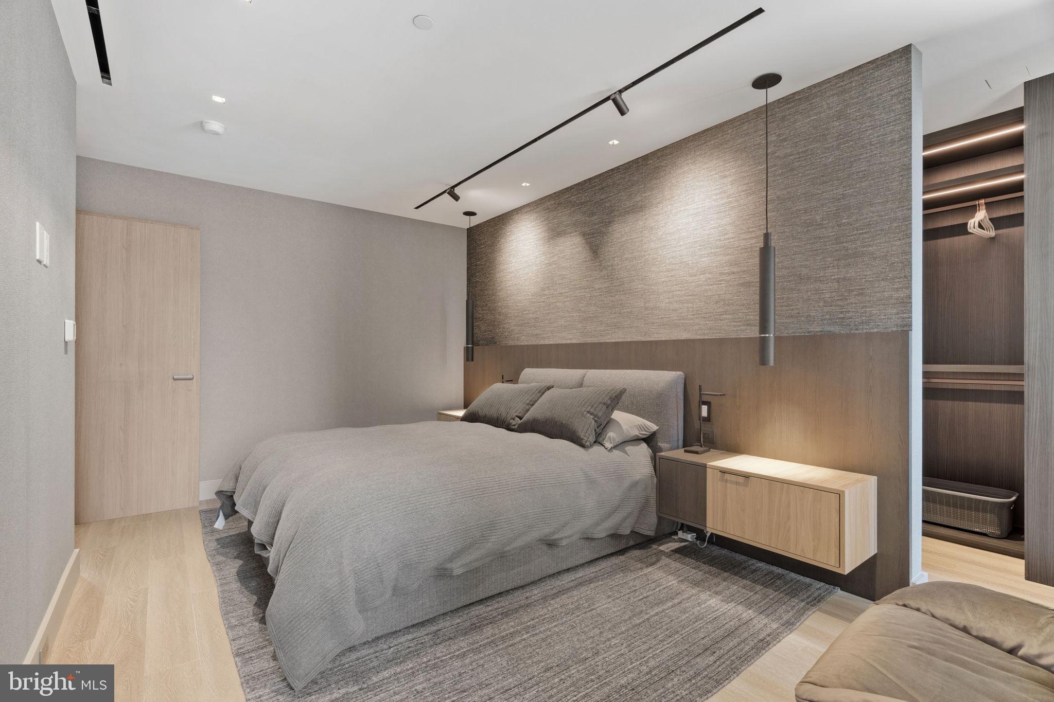 An Extraordinary Custom Full Floor Trophy Unit at 500 WalnutLocated wi – image 38