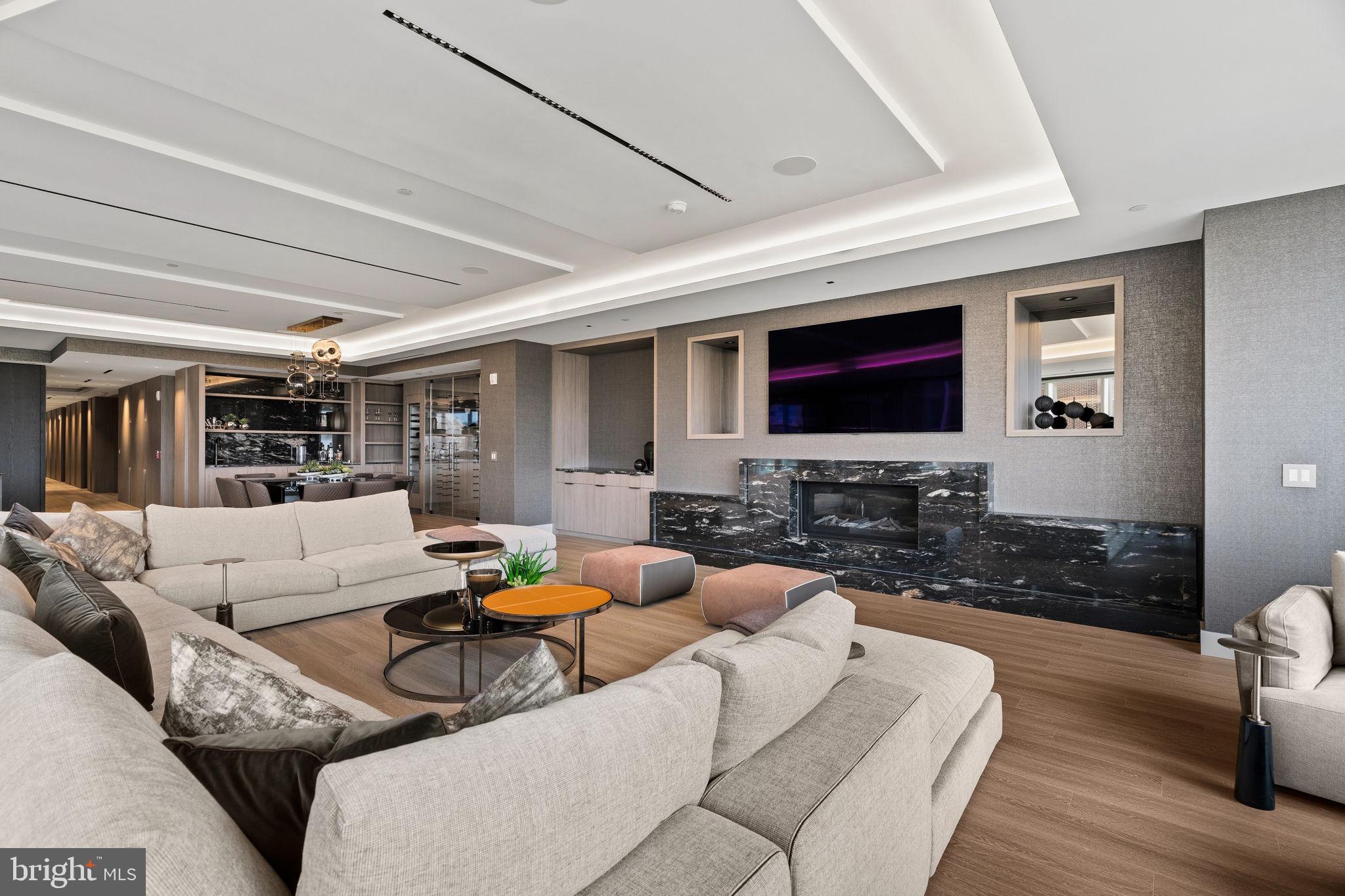 An Extraordinary Custom Full Floor Trophy Unit at 500 WalnutLocated wi – image 16