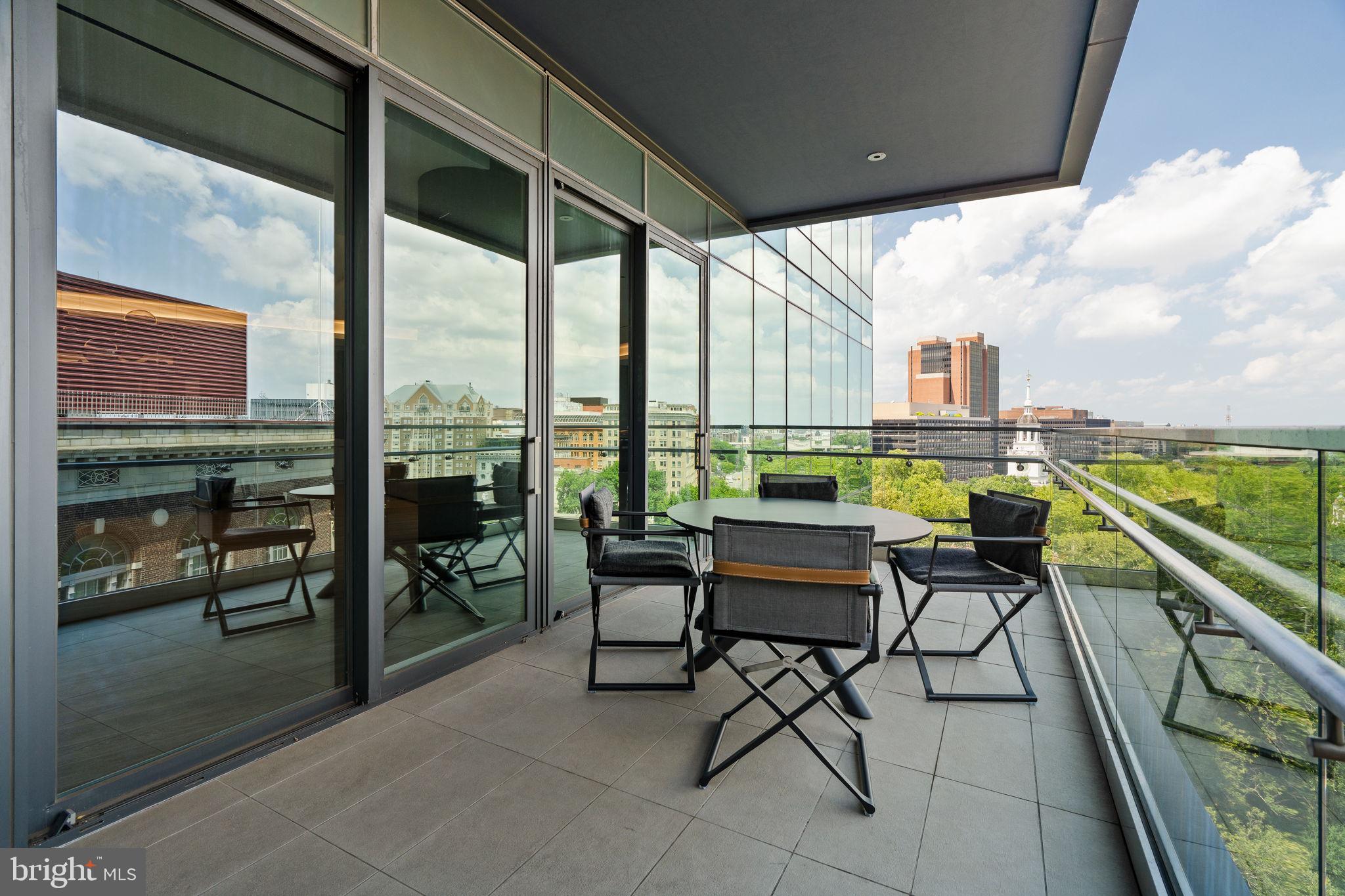 An Extraordinary Custom Full Floor Trophy Unit at 500 WalnutLocated wi – image 105