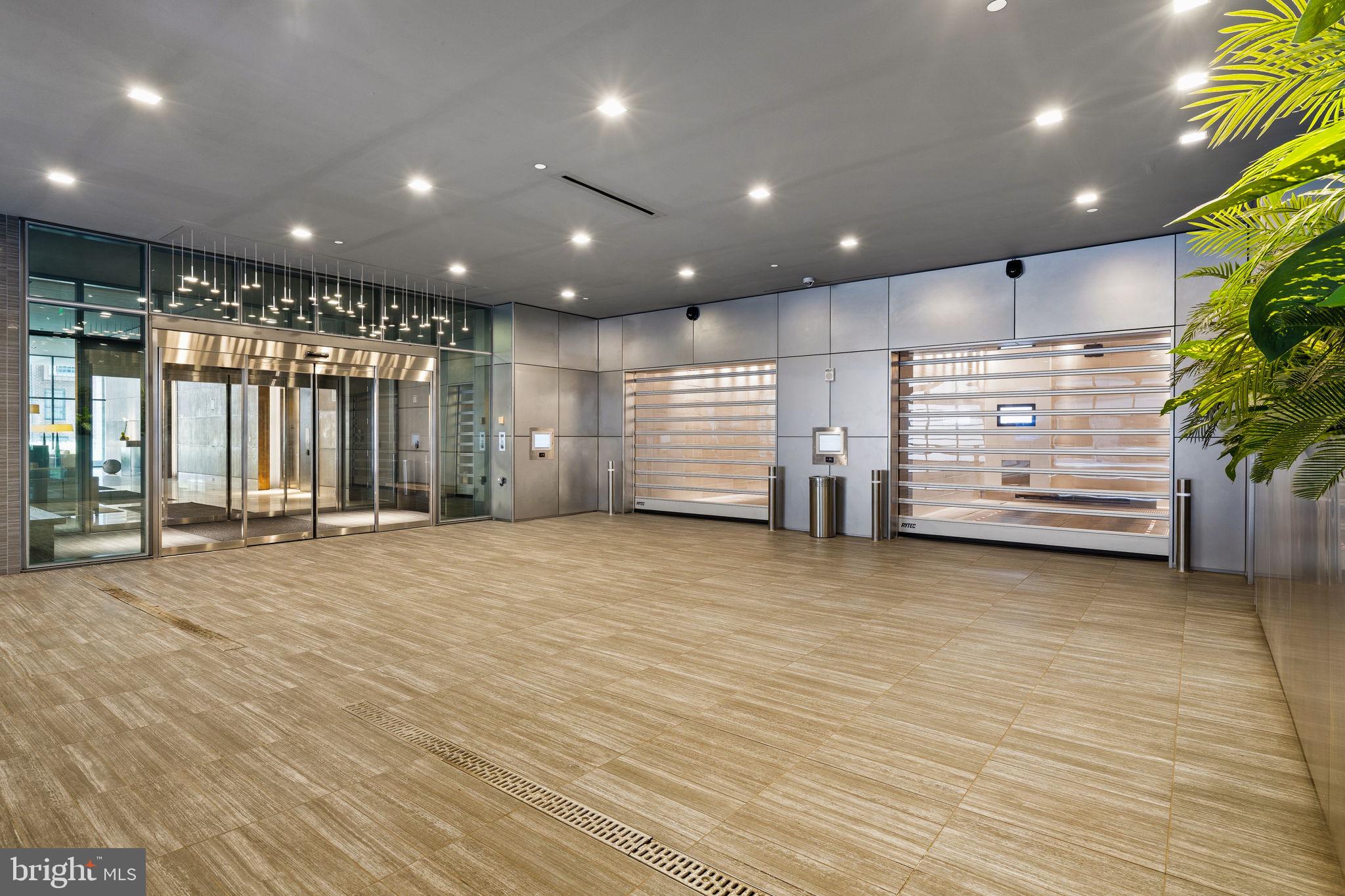 An Extraordinary Custom Full Floor Trophy Unit at 500 WalnutLocated wi – image 111