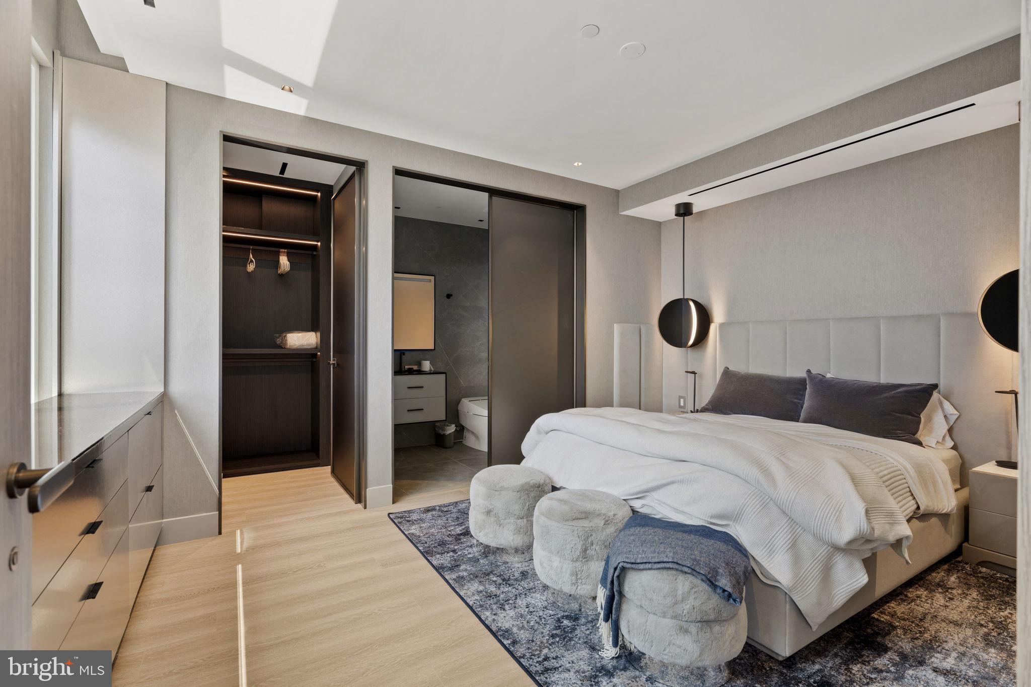 An Extraordinary Custom Full Floor Trophy Unit at 500 WalnutLocated wi – image 44