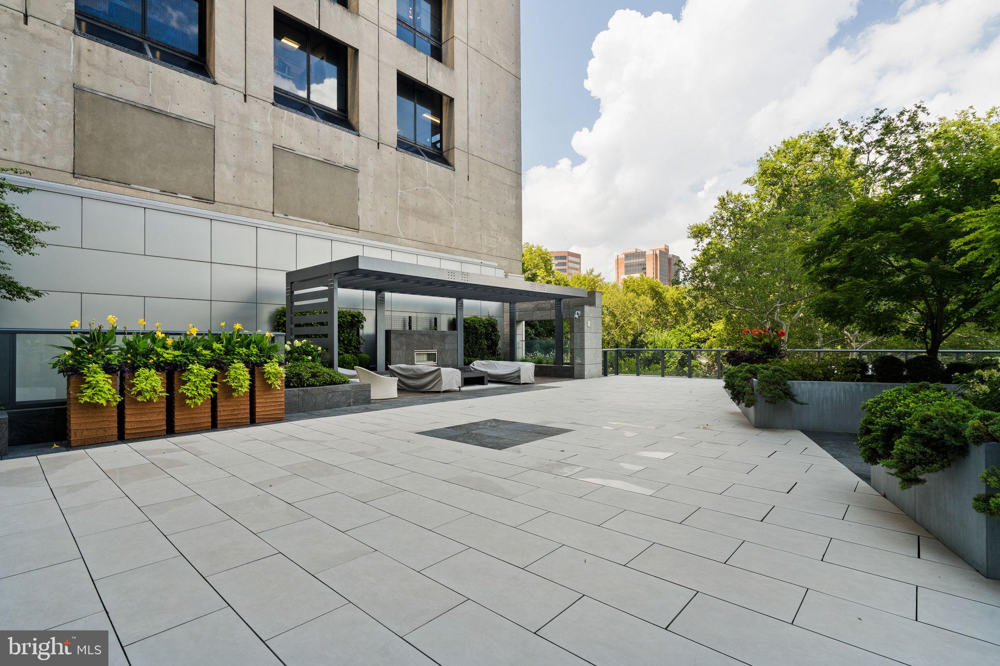 An Extraordinary Custom Full Floor Trophy Unit at 500 WalnutLocated wi – image 123