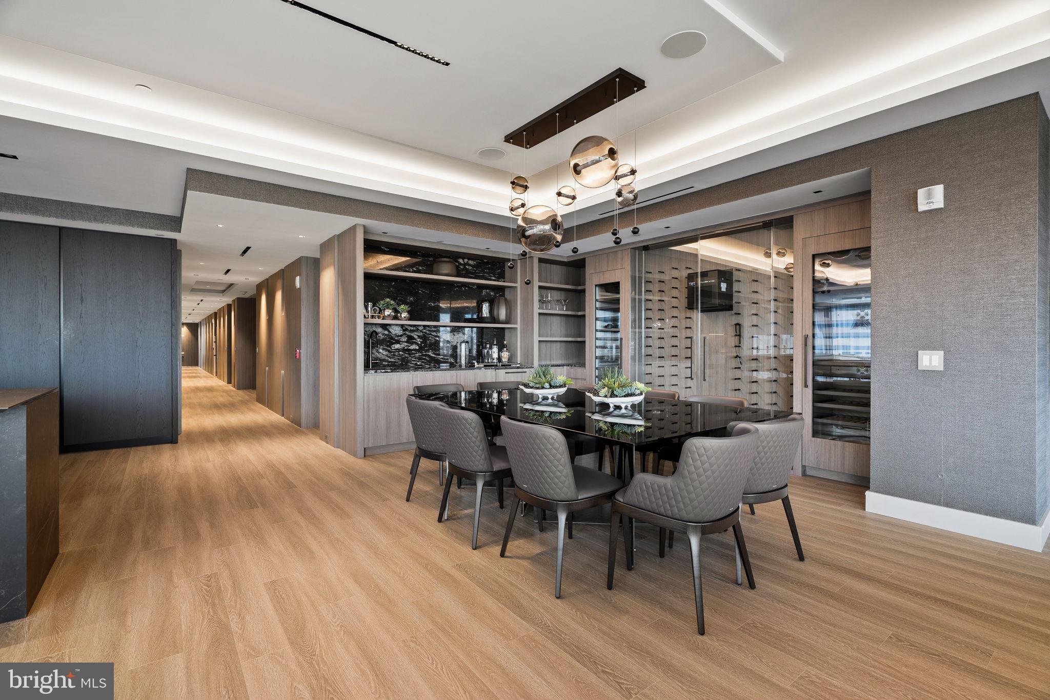 An Extraordinary Custom Full Floor Trophy Unit at 500 WalnutLocated wi – image 14
