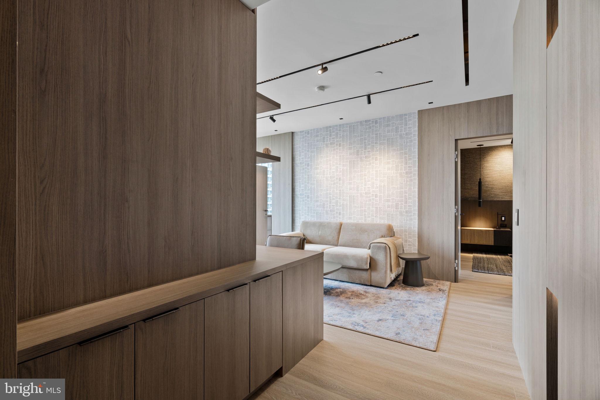 An Extraordinary Custom Full Floor Trophy Unit at 500 WalnutLocated wi – image 32