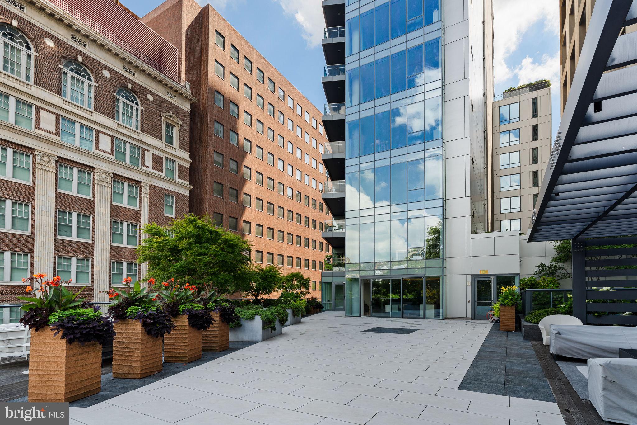 An Extraordinary Custom Full Floor Trophy Unit at 500 WalnutLocated wi – image 125